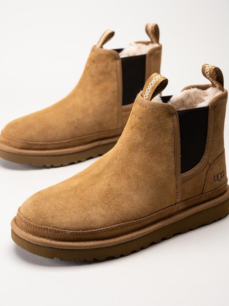 UGG - M Neumel Chelsea - Ljusbruna chelseaboots i mocka med ullfoder