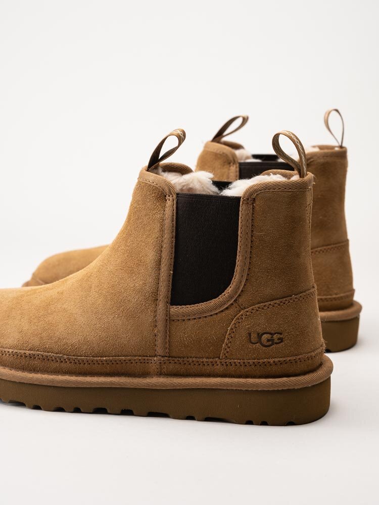 UGG - M Neumel Chelsea - Ljusbruna chelseaboots i mocka med ullfoder