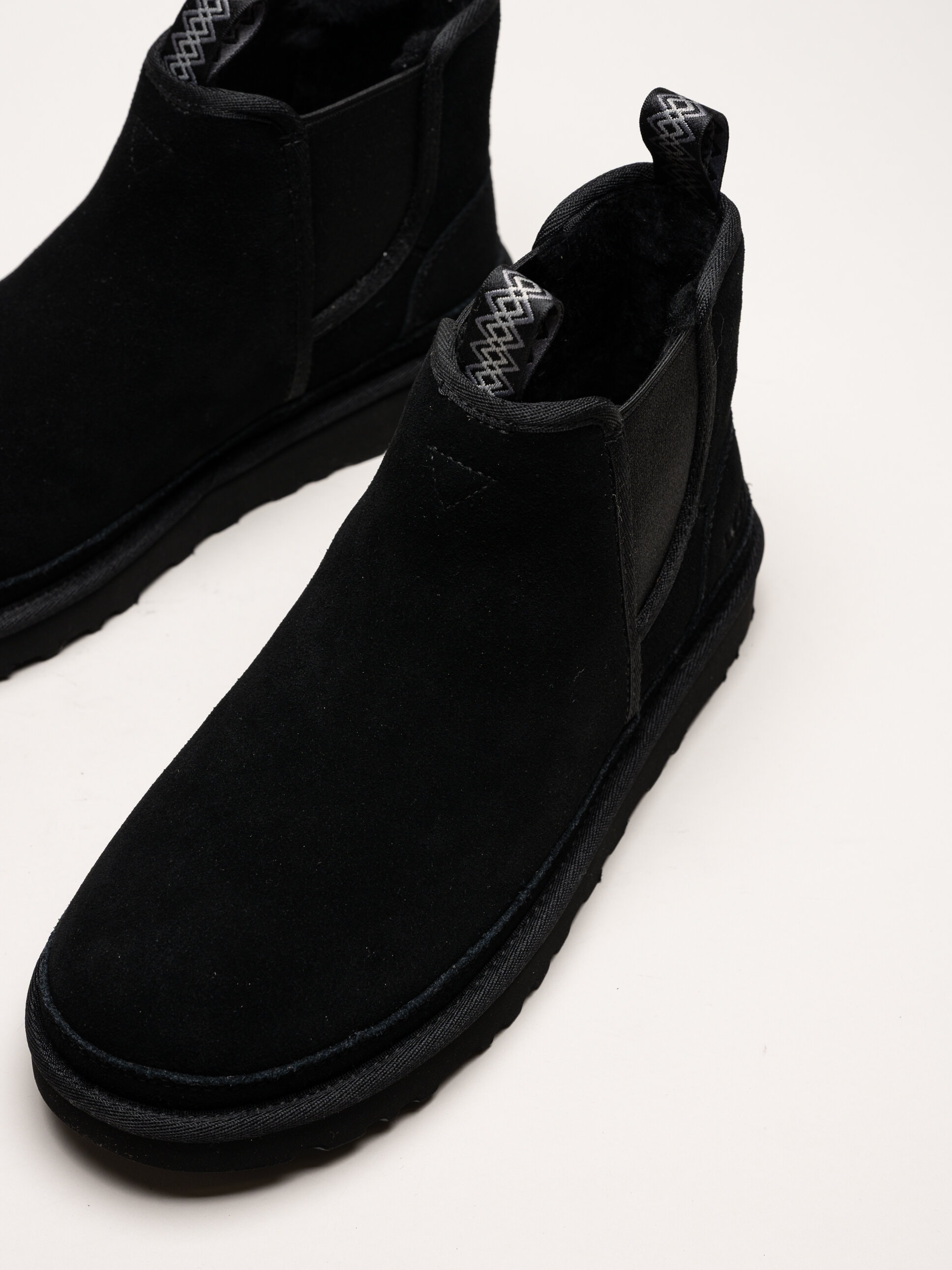 UGG - M Neumel Chelsea - Svarta chelsea boots i mocka med ullfoder