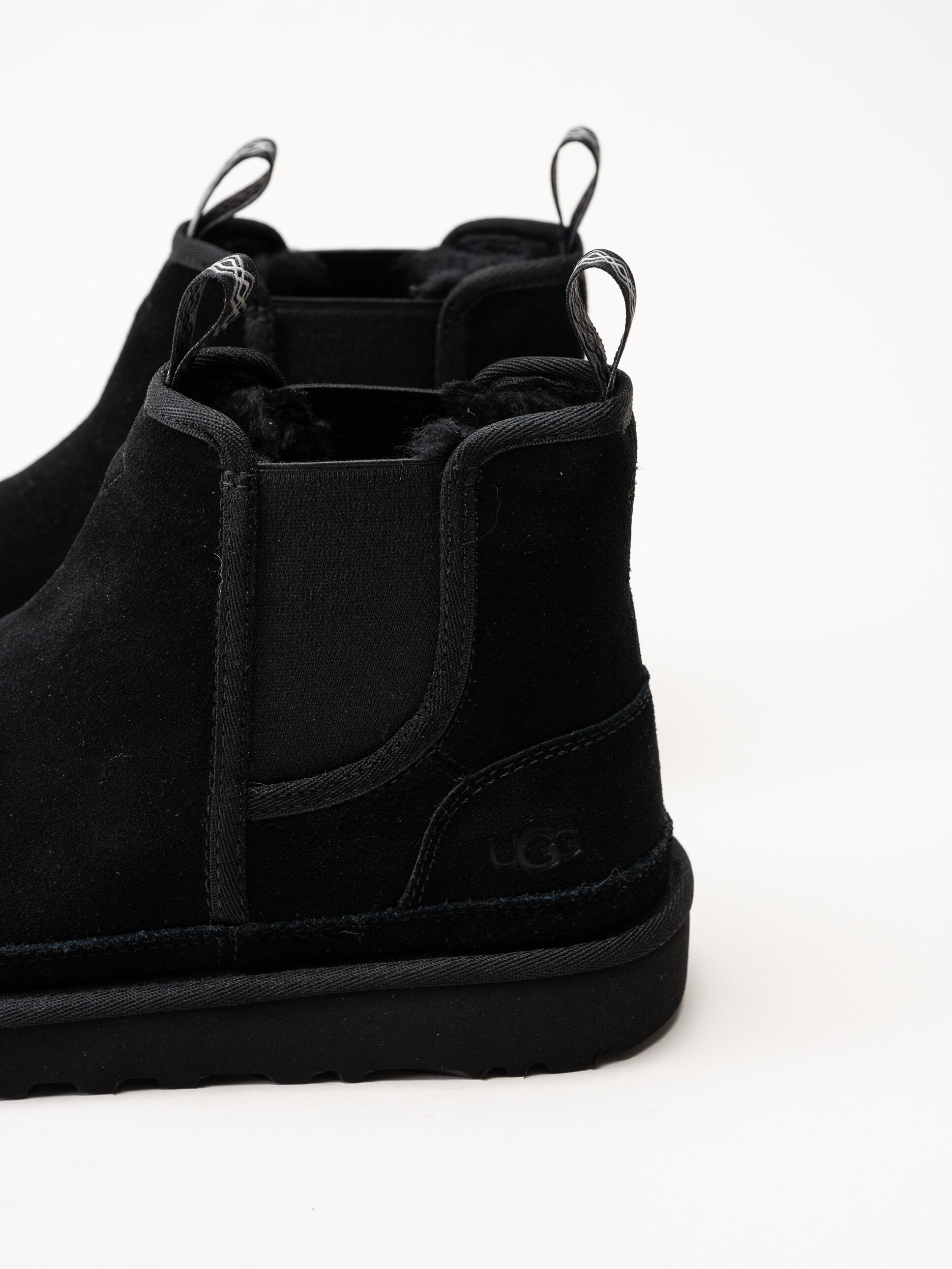 UGG - M Neumel Chelsea - Svarta chelsea boots i mocka med ullfoder