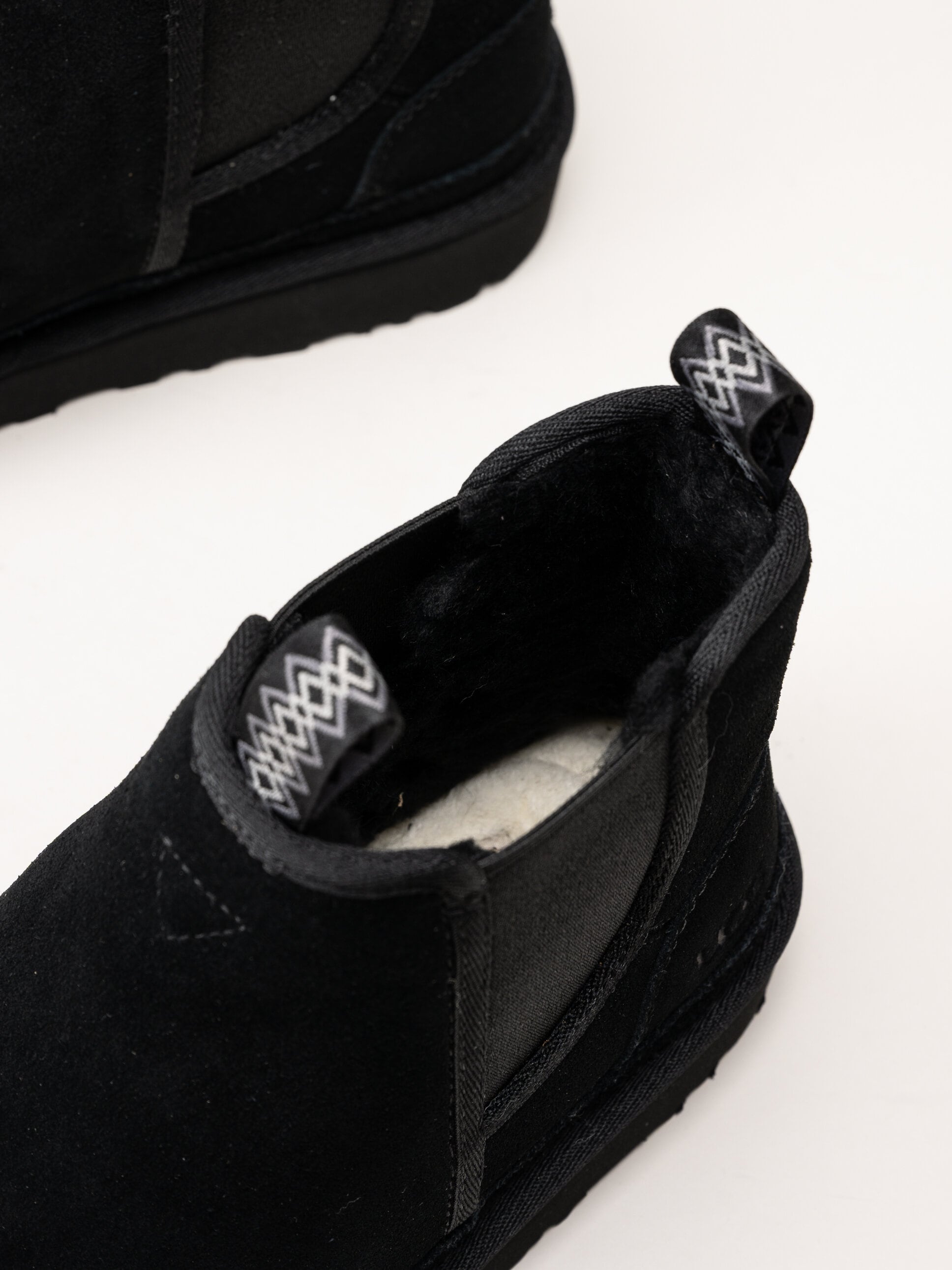 UGG - M Neumel Chelsea - Svarta chelsea boots i mocka med ullfoder
