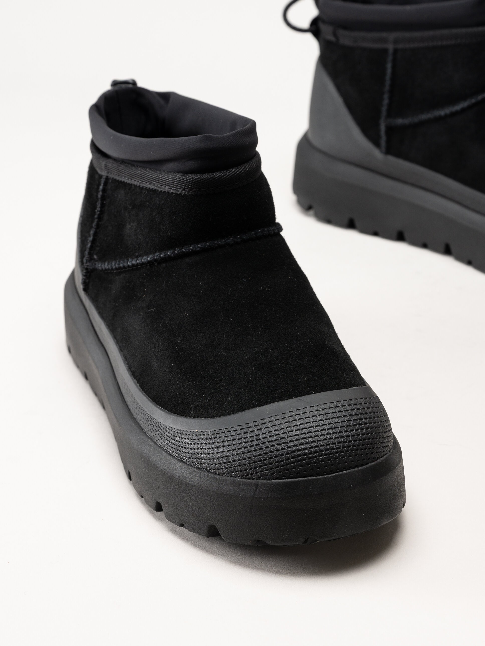 UGG - M Cl Ultra Mini Weather Hybrid - Svarta ullfodrade boots