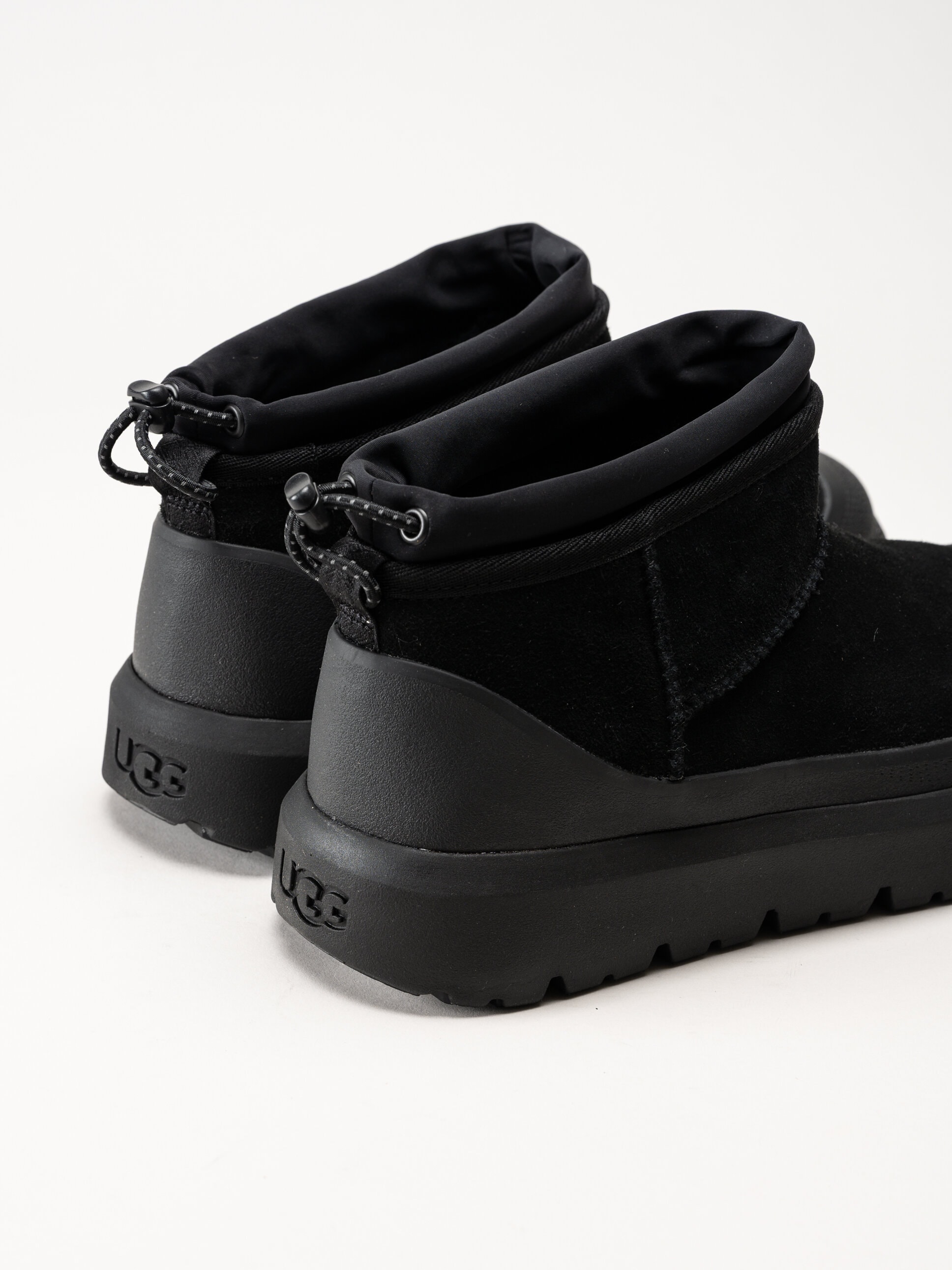 UGG - M Cl Ultra Mini Weather Hybrid - Svarta ullfodrade boots