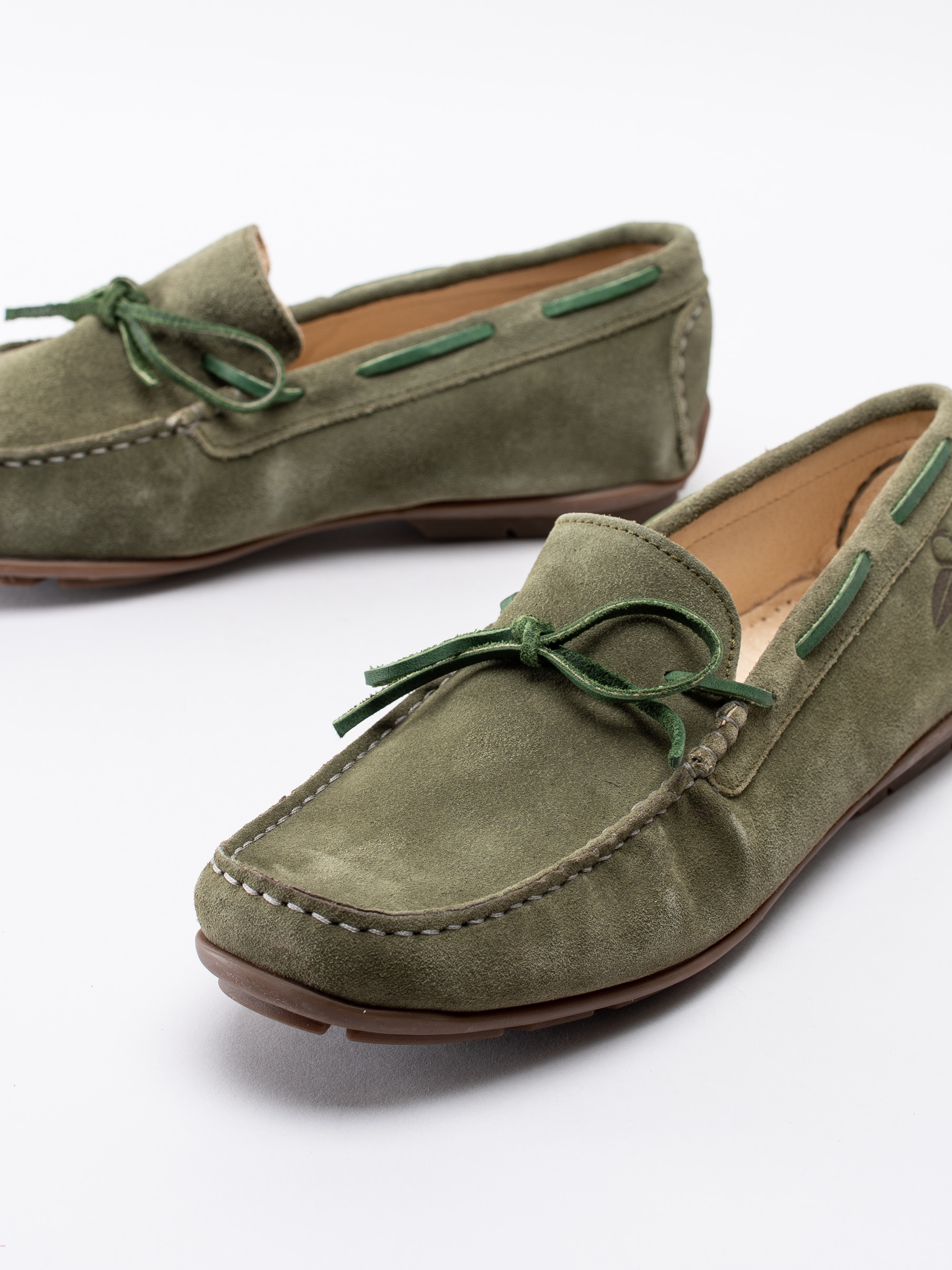 13191059 Luis Stockholm Loafers Green gröna mockaloafers med rosett-6