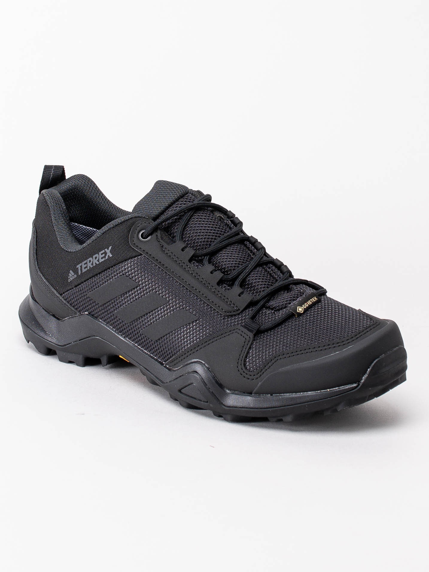 13203001 Adidas Terrex Ax3 GTX Core Black Svarta promenadskor med grov sula och Gore-Tex-1