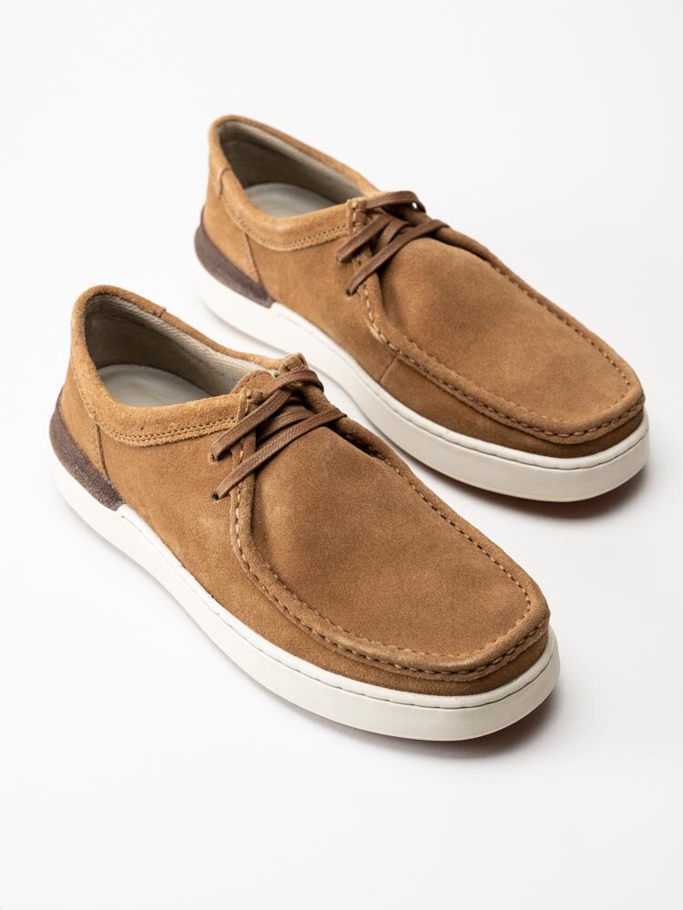 Clarks - Courtlite Wally - Ljusbruna snörskor i mocka