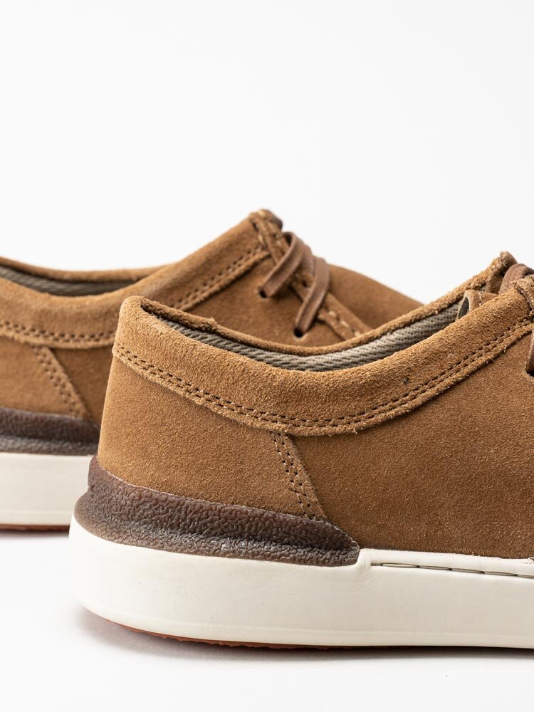 Clarks - Courtlite Wally - Ljusbruna snörskor i mocka