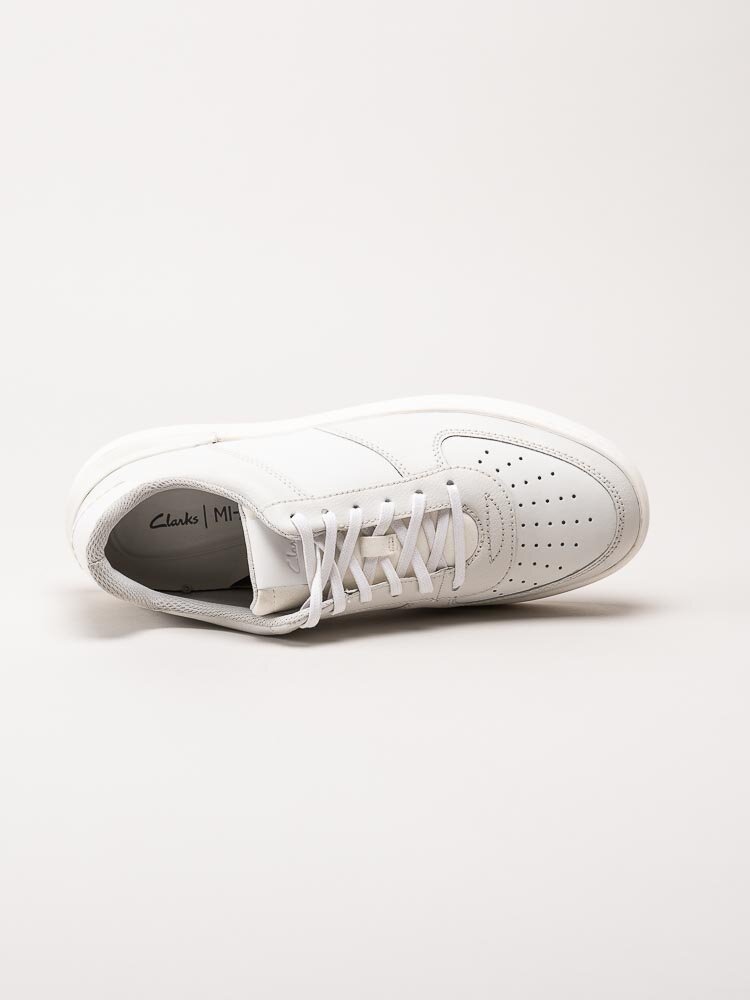 Clarks - CourtLite Tie - Vita sneakers i skinn