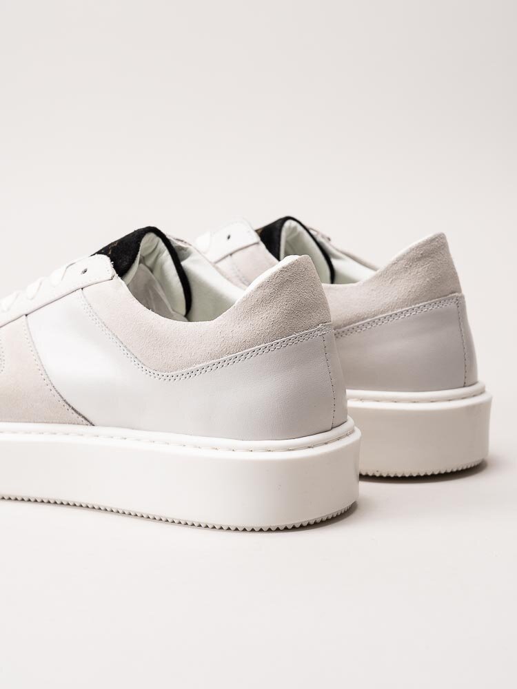 Sneaky Steve - Away - Vita sneakers med svarta partier