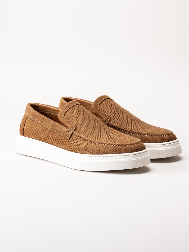 Playboy Footwear - Karl - Ljusbruna slip on skor i mocka