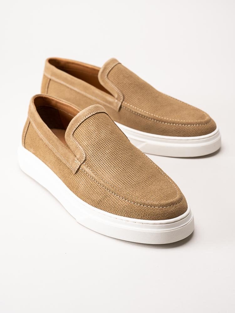 Playboy Footwear - Karl - Beige slip on skor i mocka