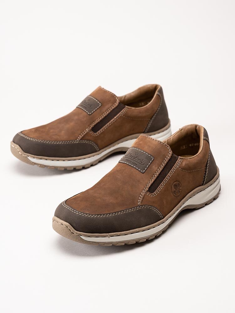 Rieker - Bruna slip on promenadskor i oljad nubuck