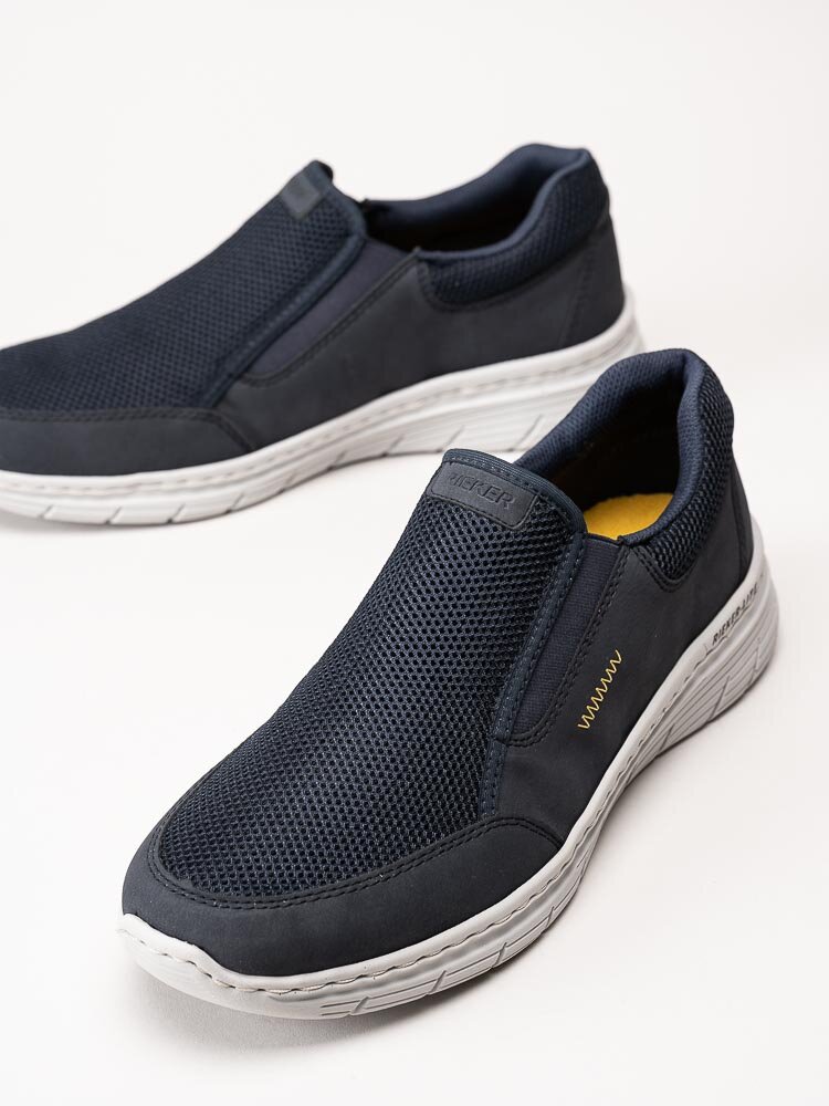 Rieker - Mörkblå slip on skor i textil