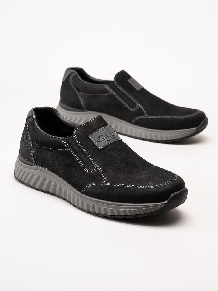 Rieker - Svarta slip on promenadskor i nubuck