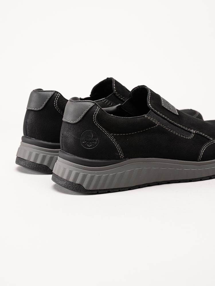 Rieker - Svarta slip on promenadskor i nubuck