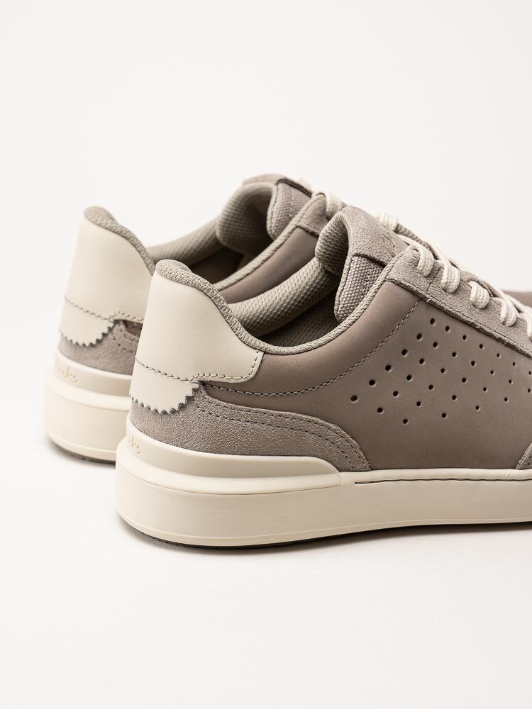 Clarks - Courtline Run - Beige sneakers i nubuck och mocka