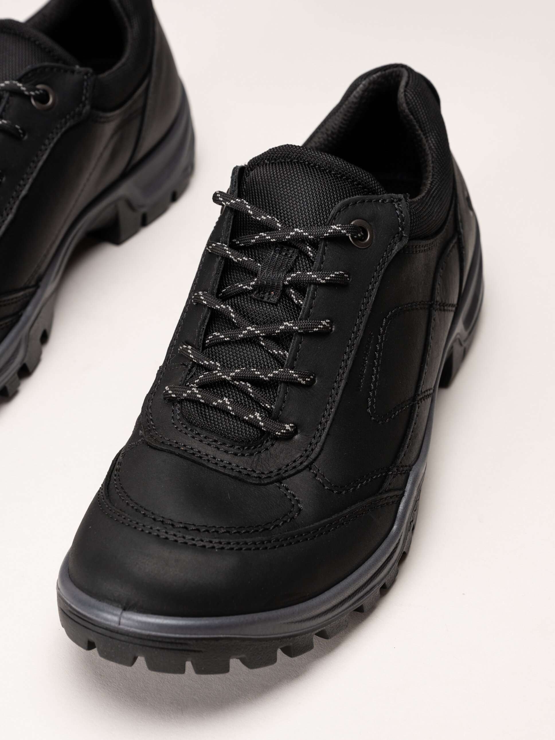 Ecco - Xpedition WP - Svarta promenadskor i oljad nubuck