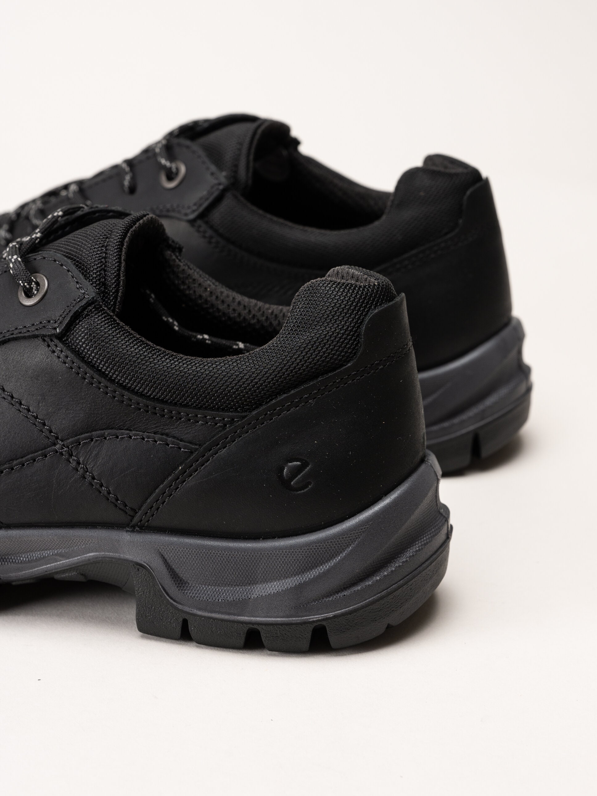 Ecco - Xpedition WP - Svarta promenadskor i oljad nubuck