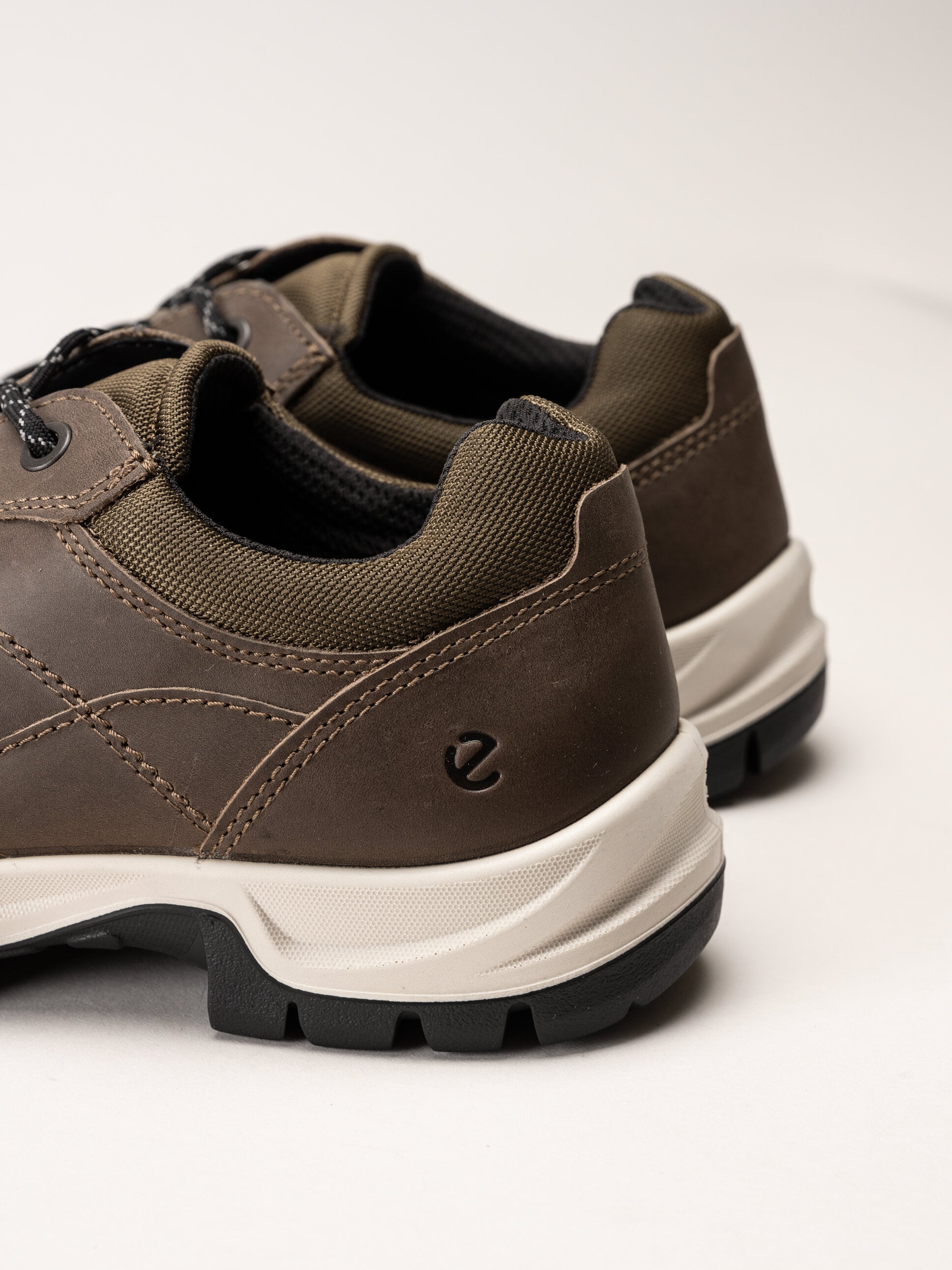 Ecco - Xpedition WP - Bruna promenadskor i oljad nubuck