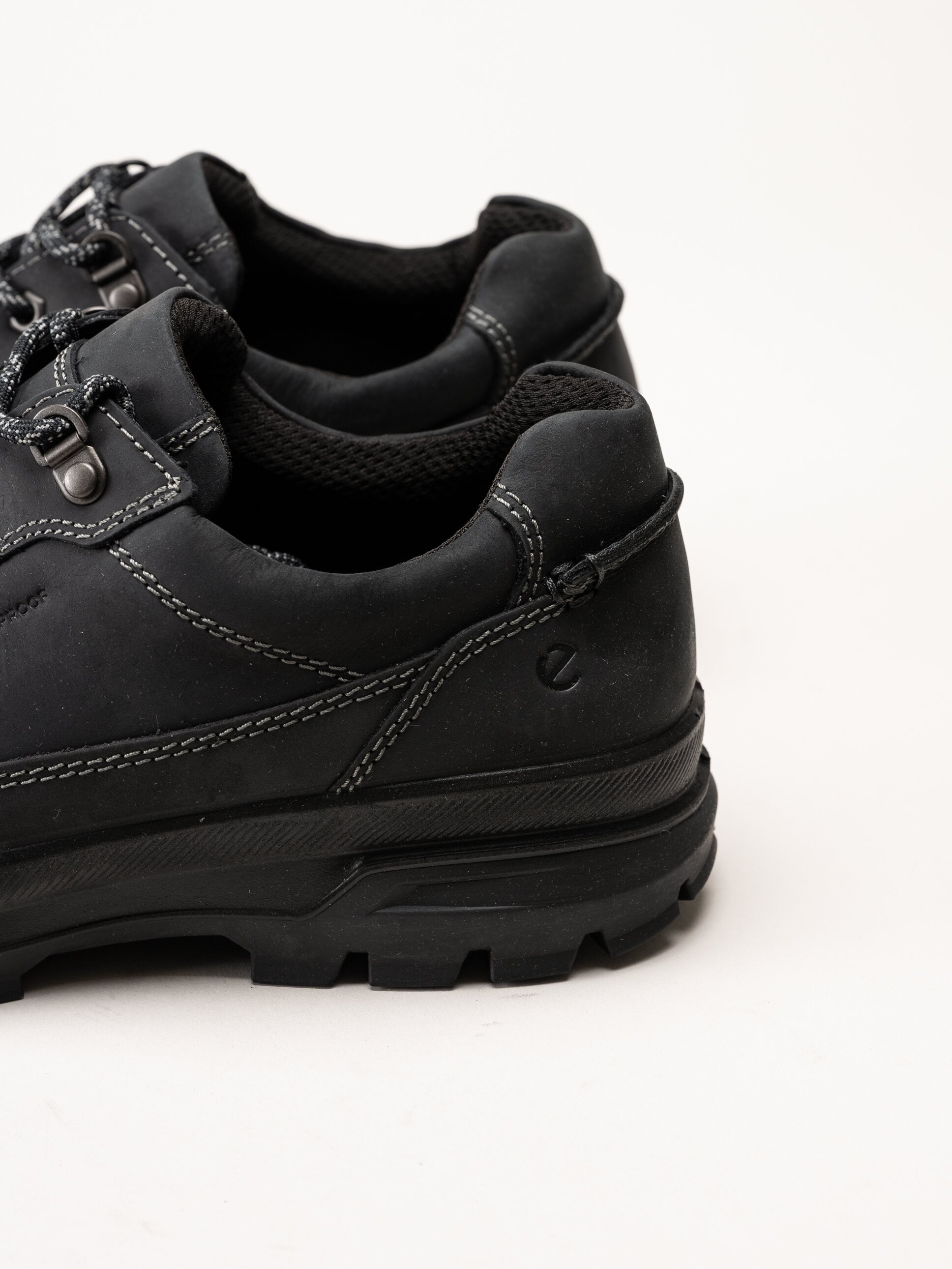 Ecco - Rugged Track WP - Svarta waterproof snörskor i oljat skinn