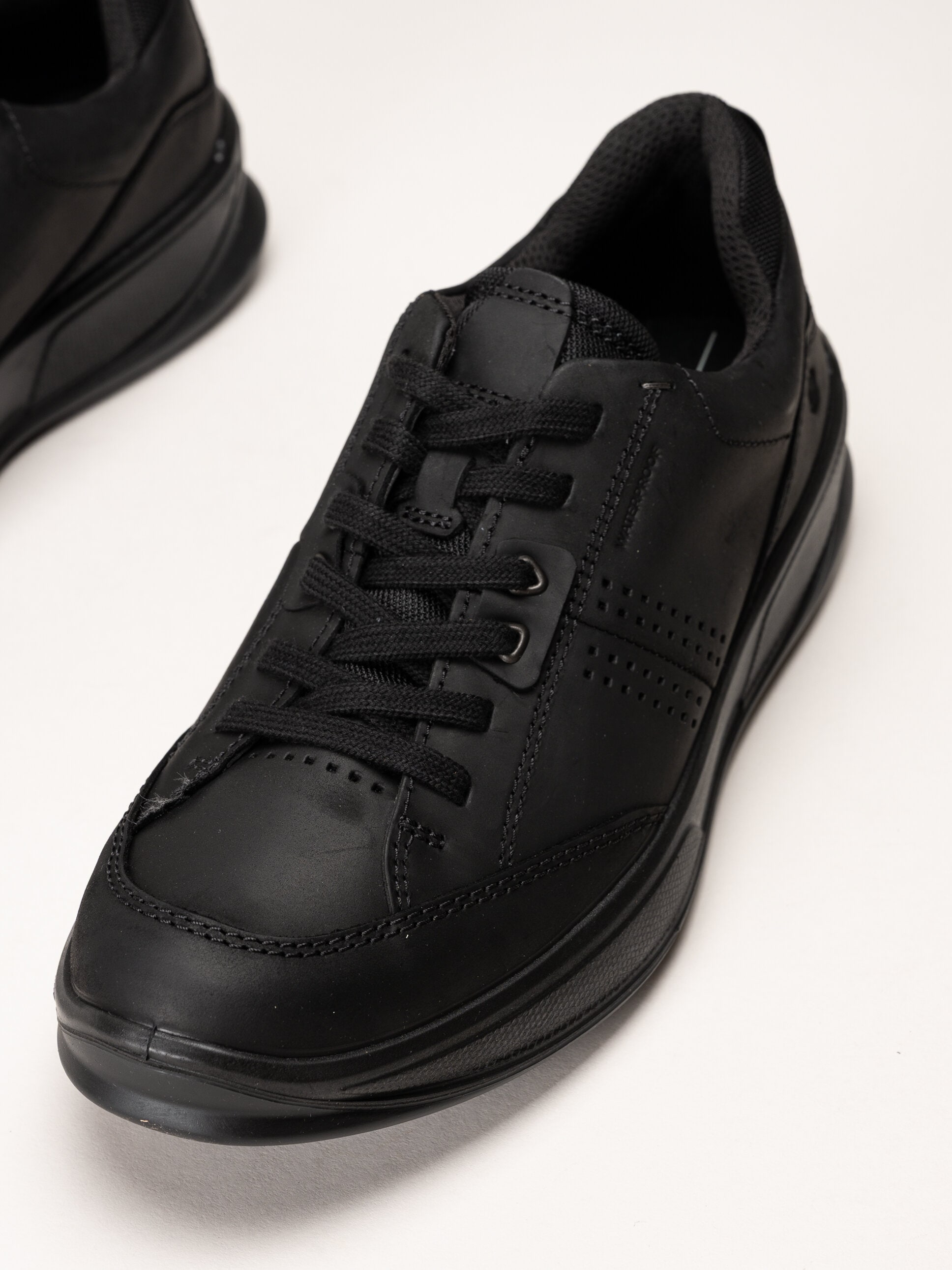 Ecco - Byway 2.0 Shoe WP - Svarta promenadskor i oljat skinn