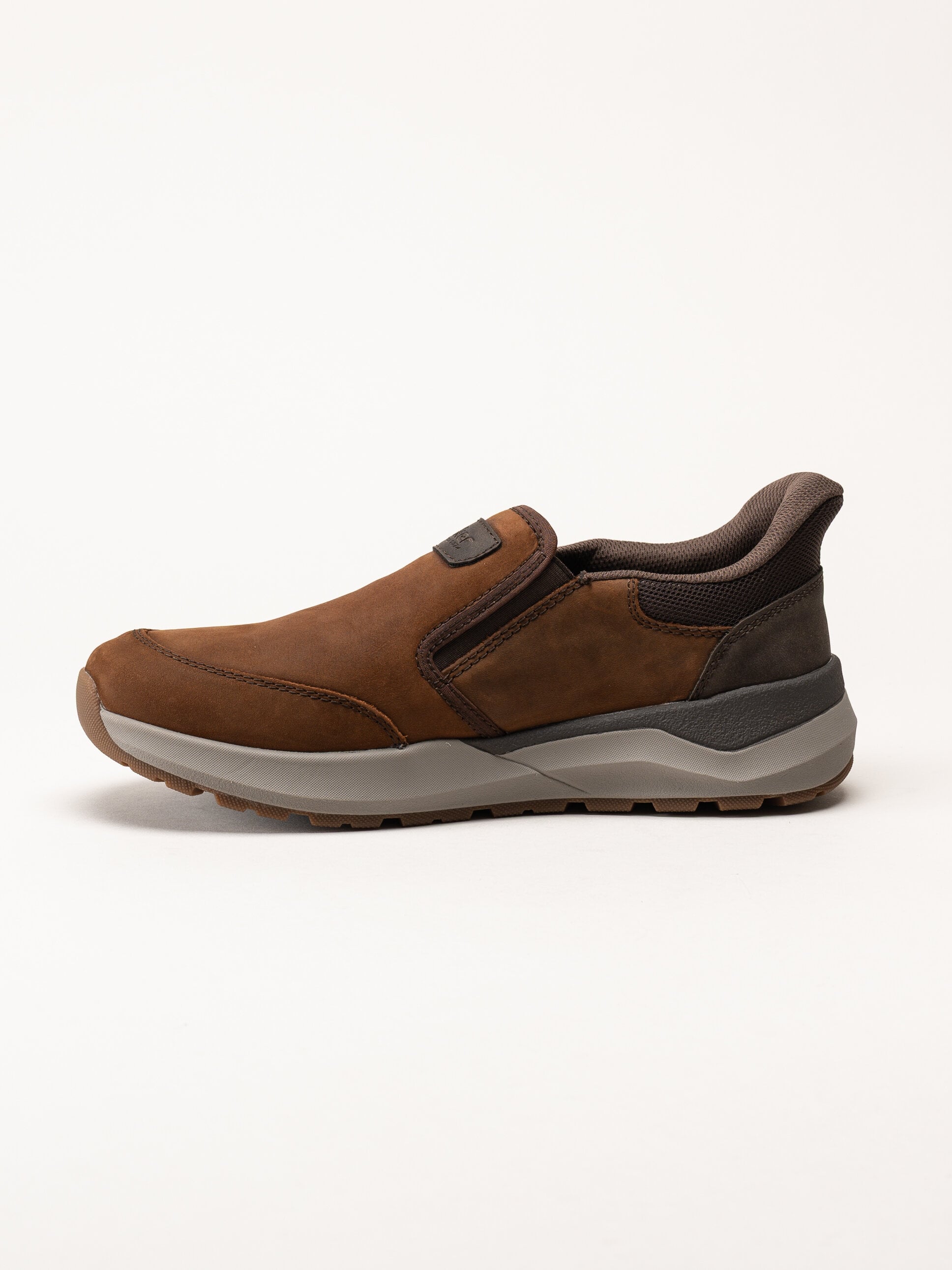 Rieker - Bruna slip on promenadskor i oljad nubuck