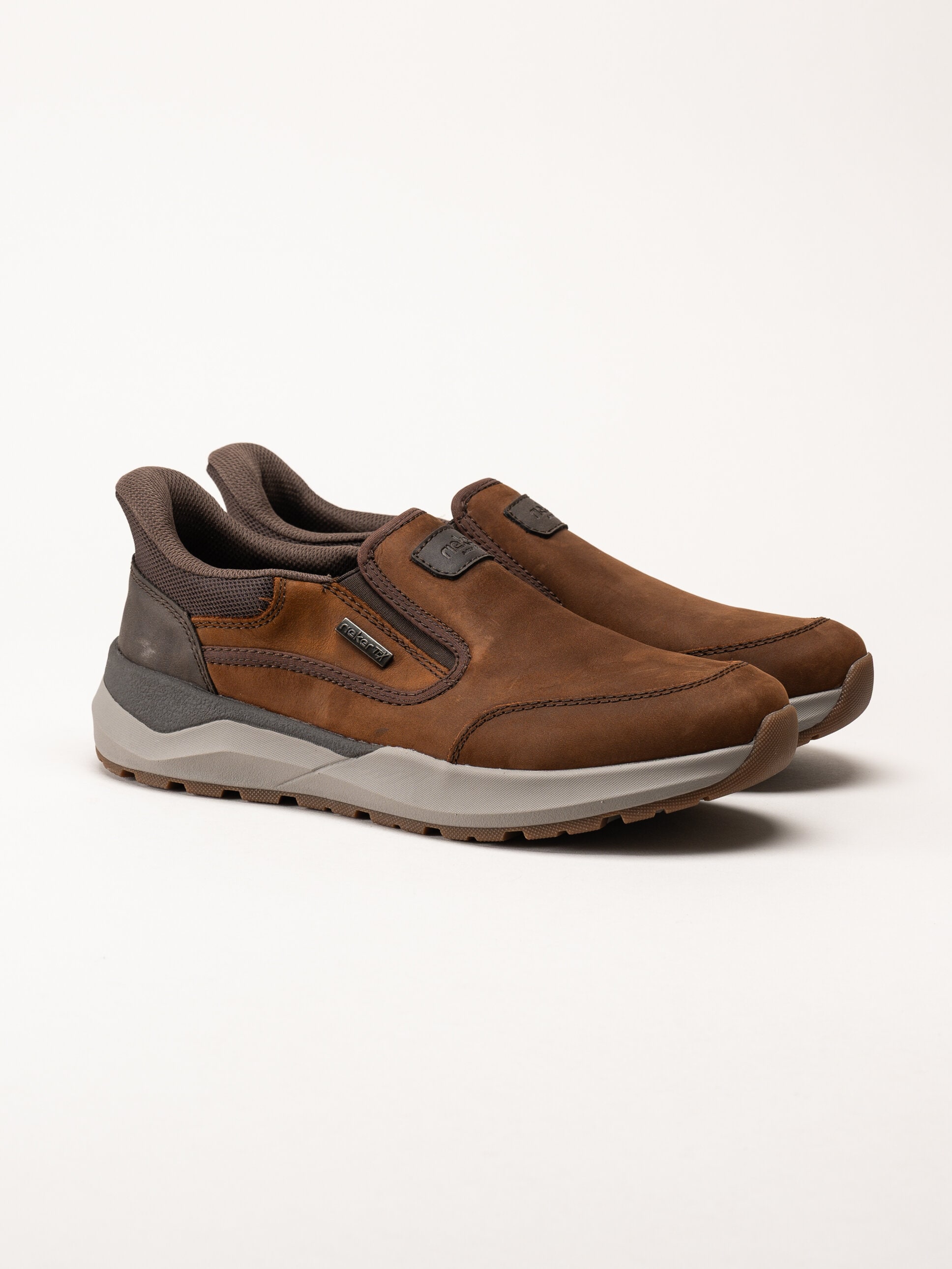 Rieker - Bruna slip on promenadskor i oljad nubuck