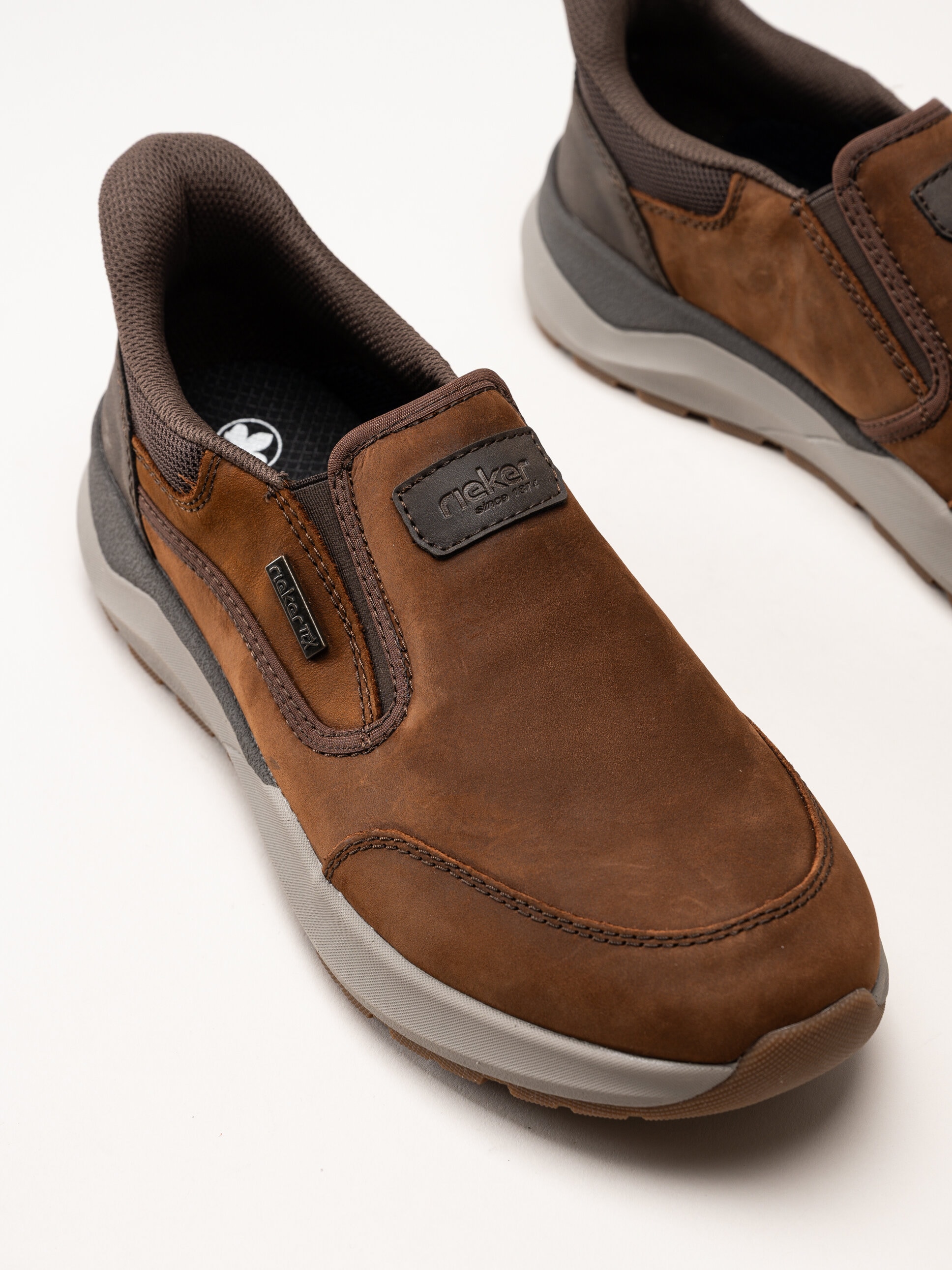 Rieker - Bruna slip on promenadskor i oljad nubuck