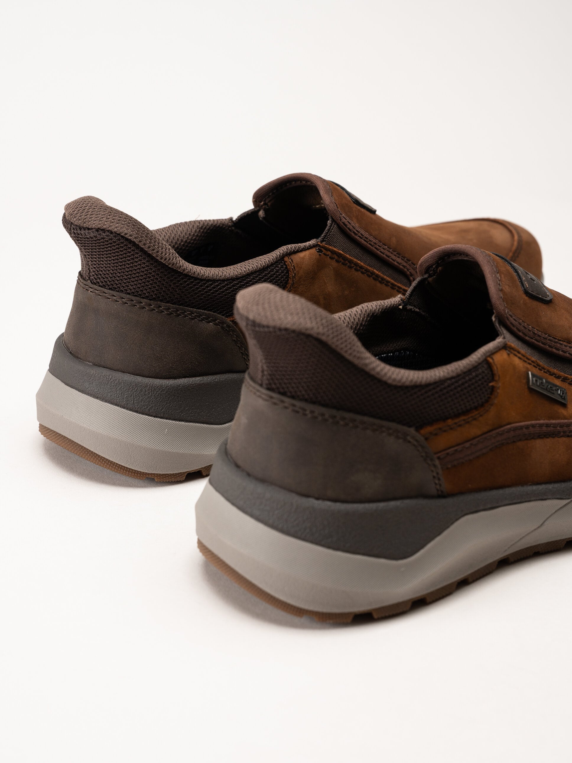 Rieker - Bruna slip on promenadskor i oljad nubuck