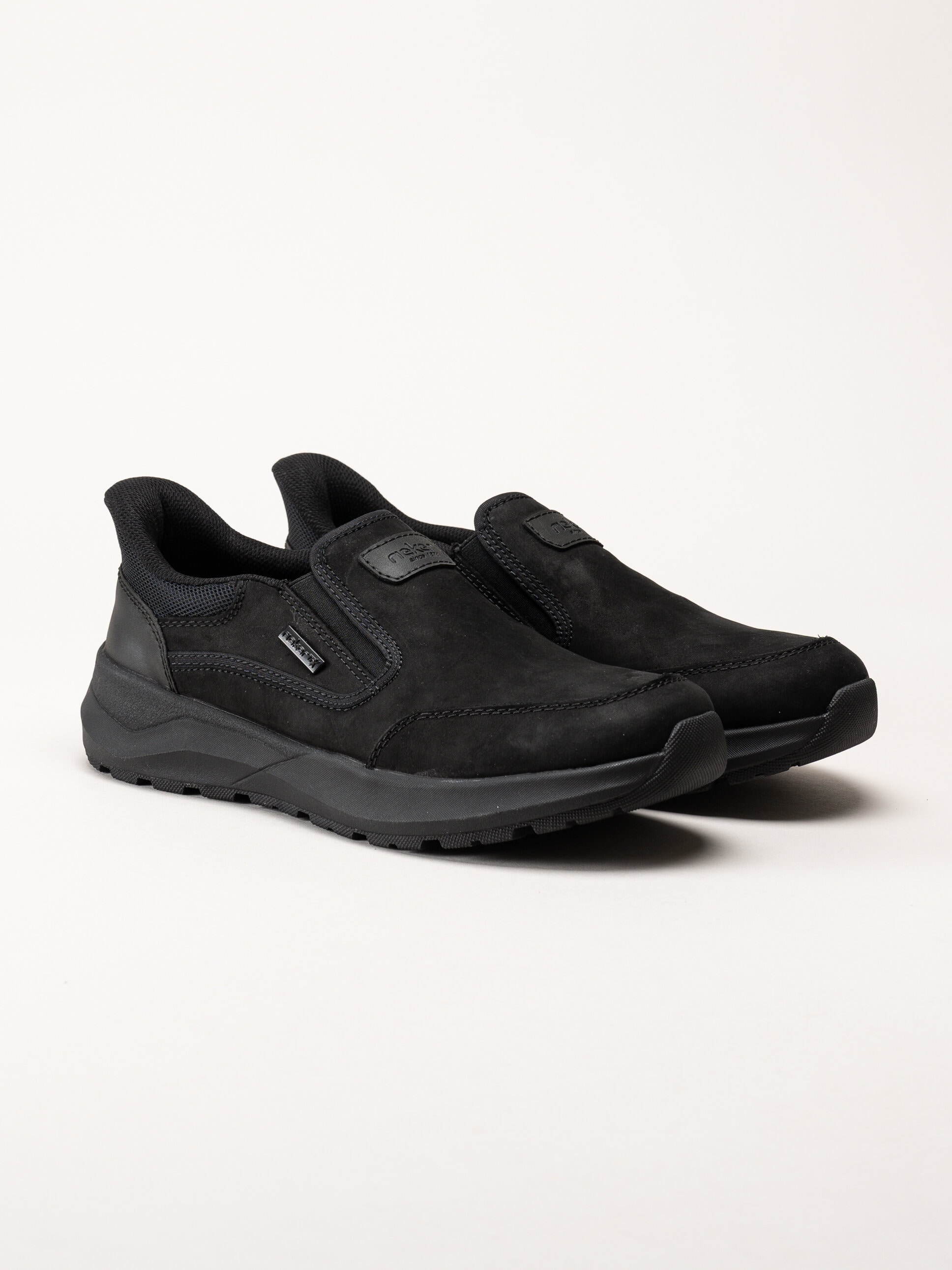 Rieker - Svarta slip on promenadskor i oljad nubuck