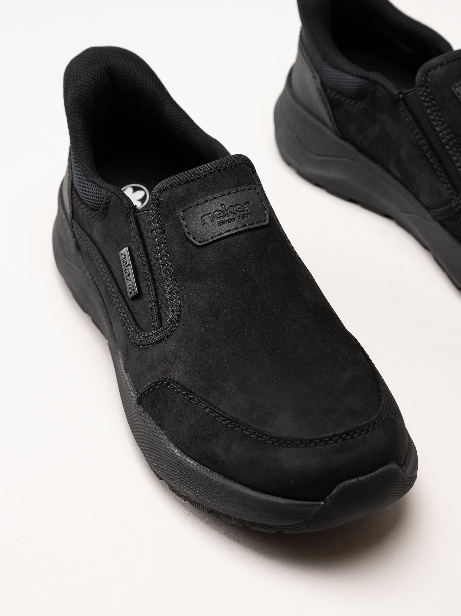 Rieker - Svarta slip on promenadskor i oljad nubuck