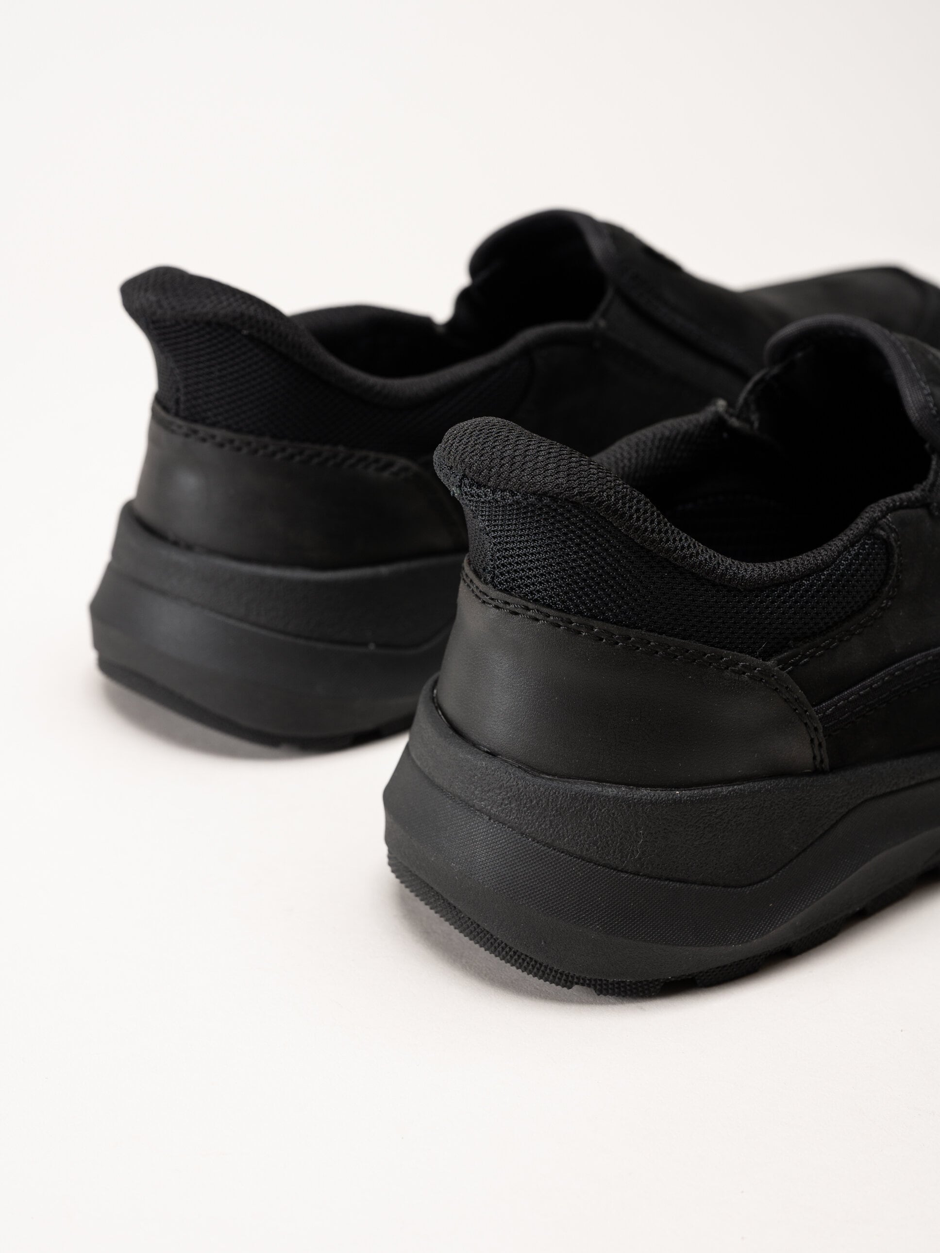 Rieker - Svarta slip on promenadskor i oljad nubuck