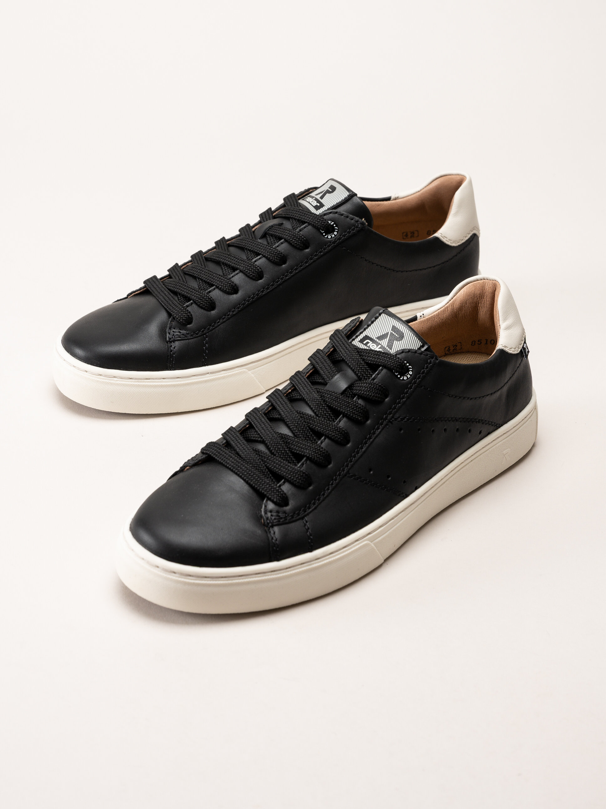 Rieker - Svarta sneakers i skinn