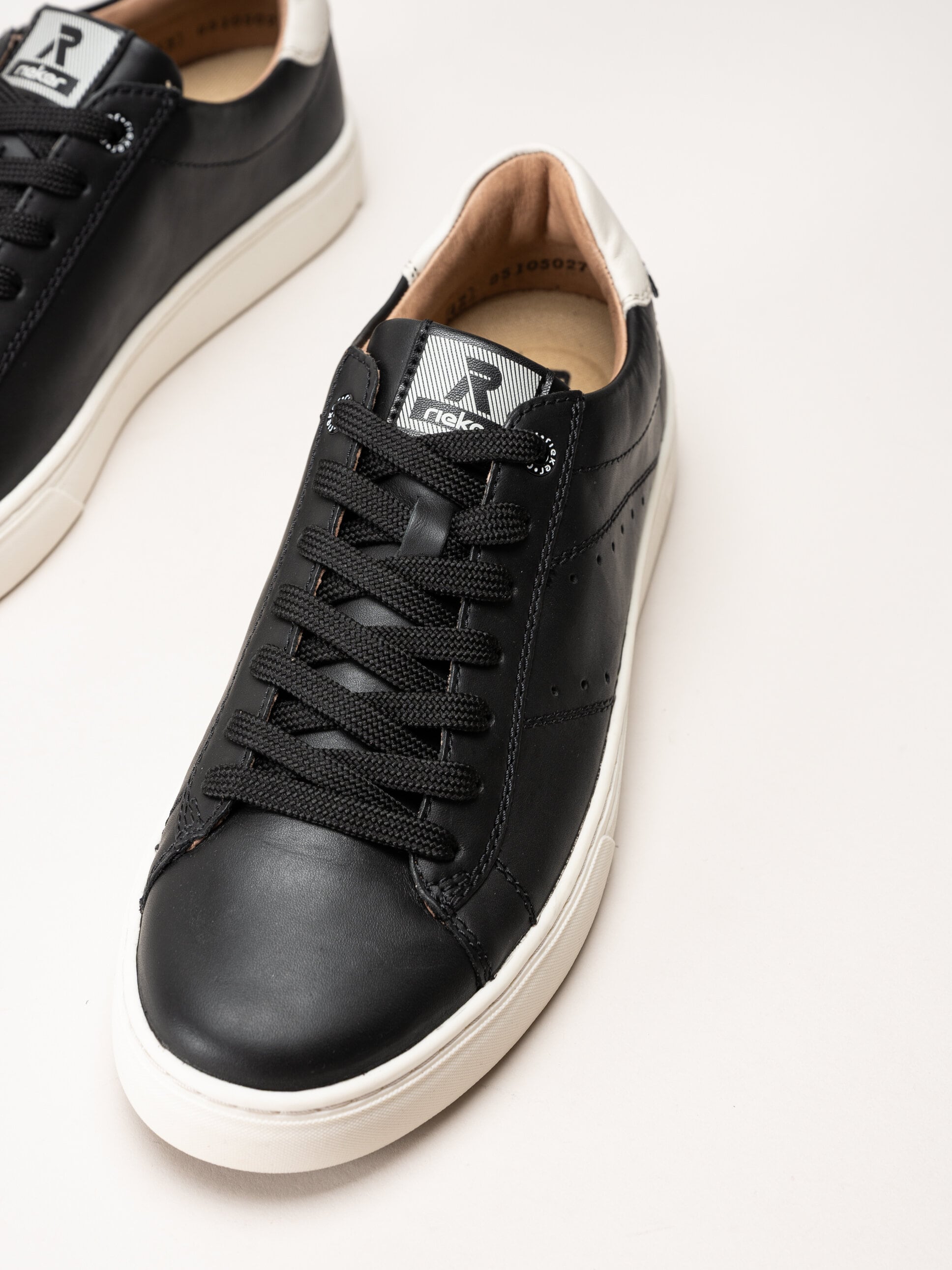 Rieker - Svarta sneakers i skinn