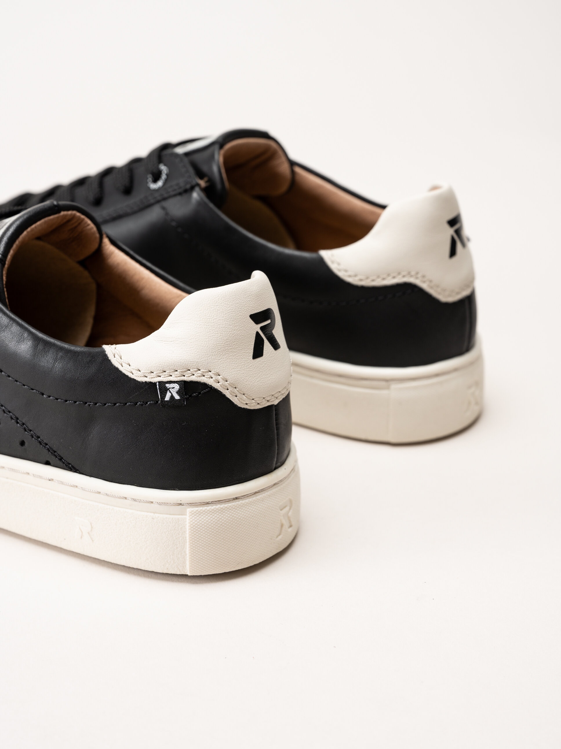 Rieker - Svarta sneakers i skinn