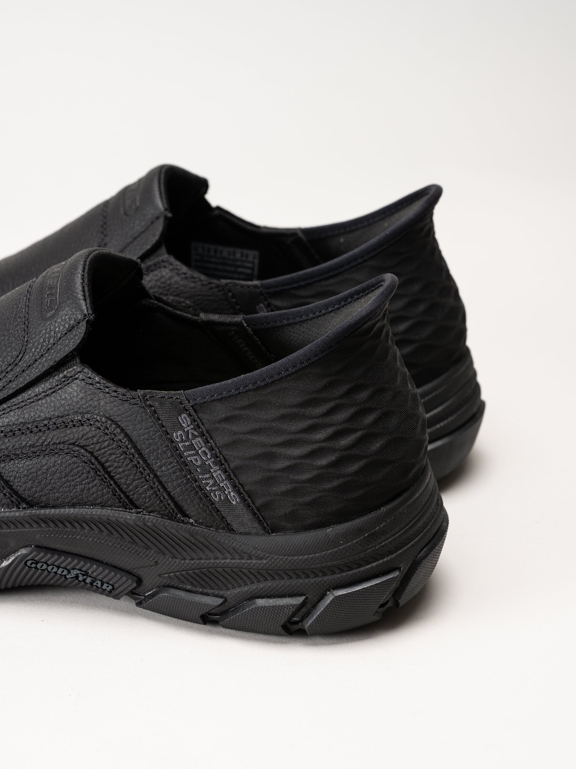Skechers - Slip-Ins Respected - Elgin - Svarta slip-Ins promenadskor i skinn