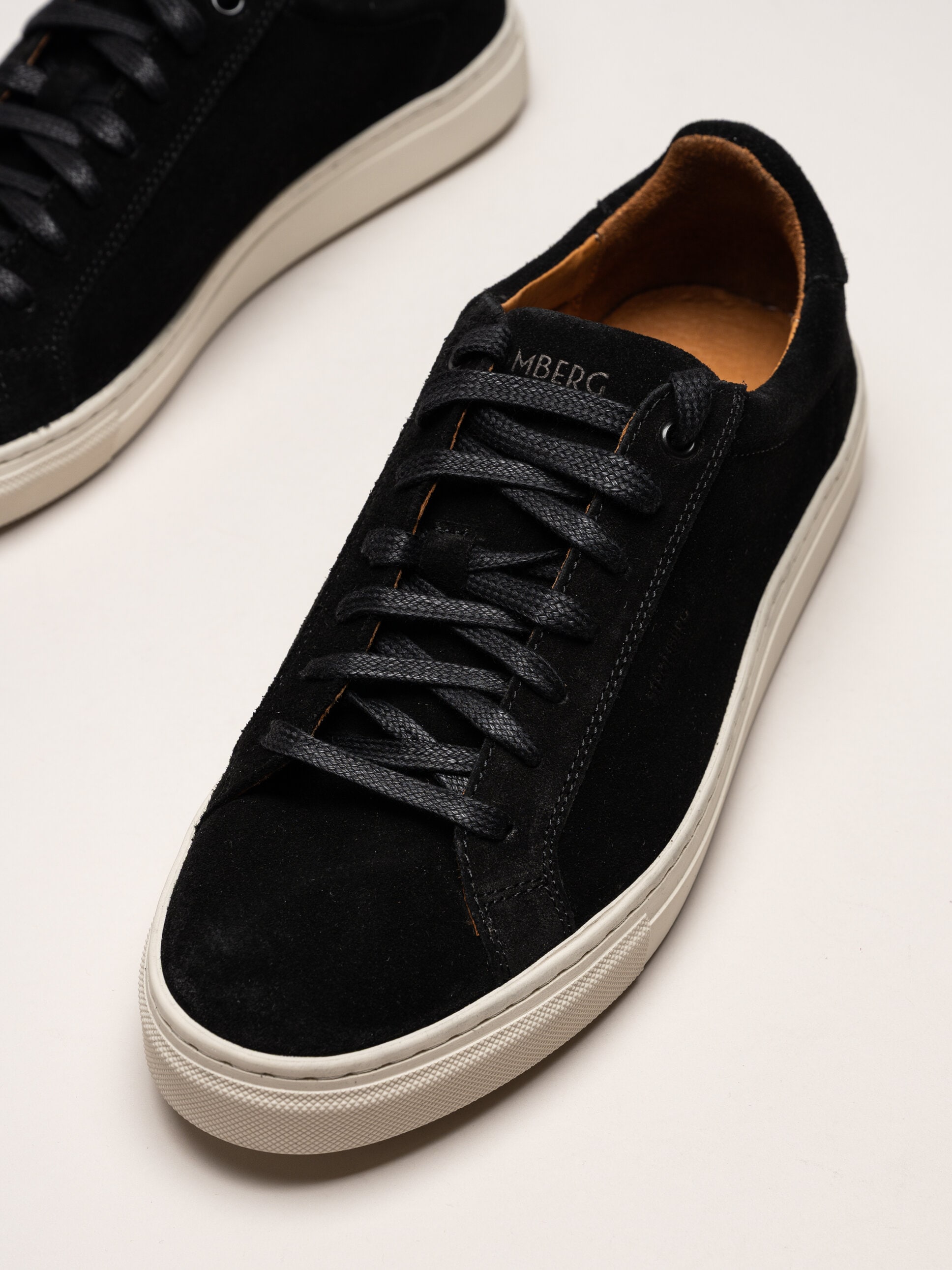 Strömberg - Arezzo - Svarta sneakers i mocka