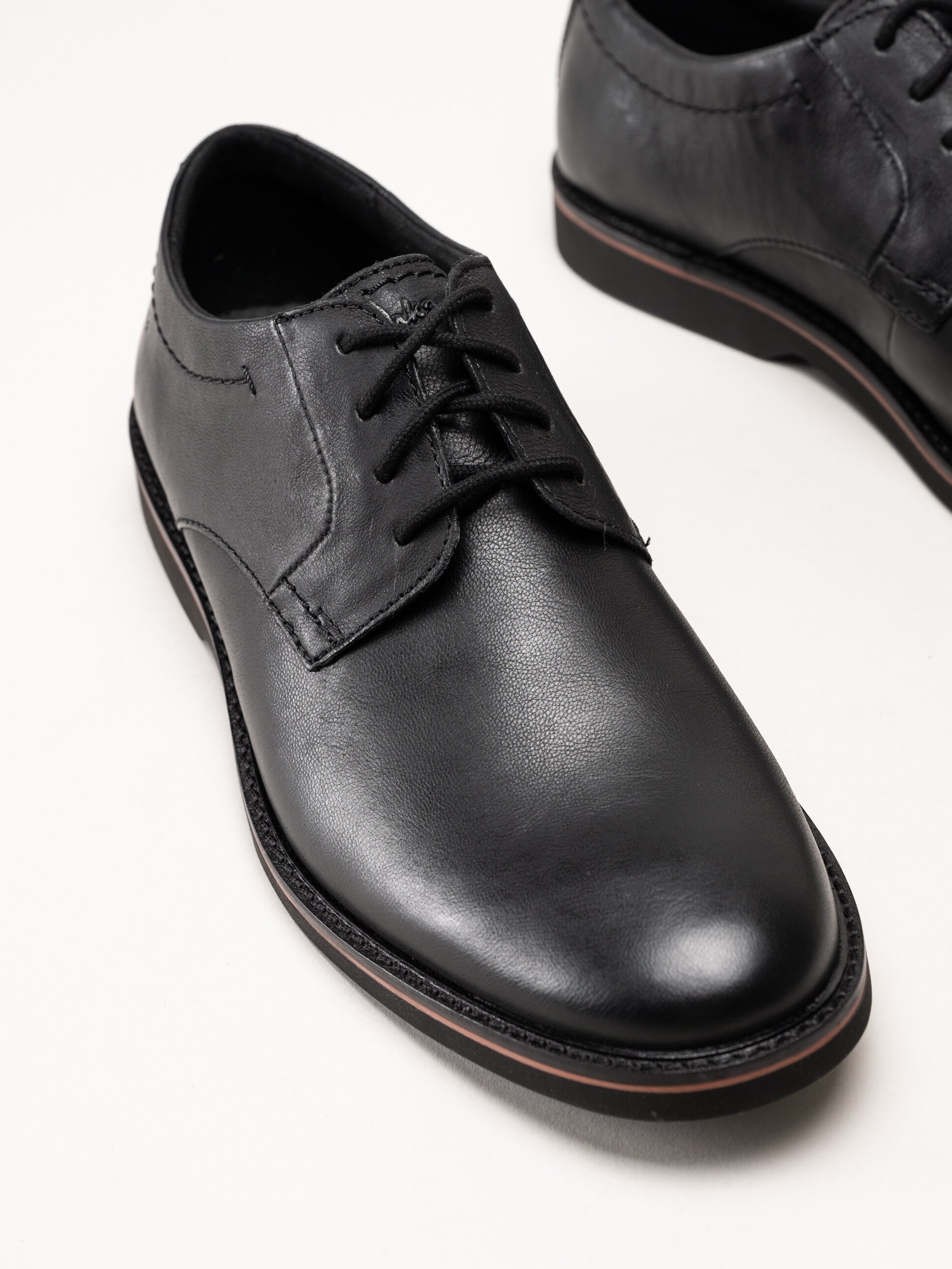 Clarks - Atticus LTLace G - Svarta skinnskor med snörning