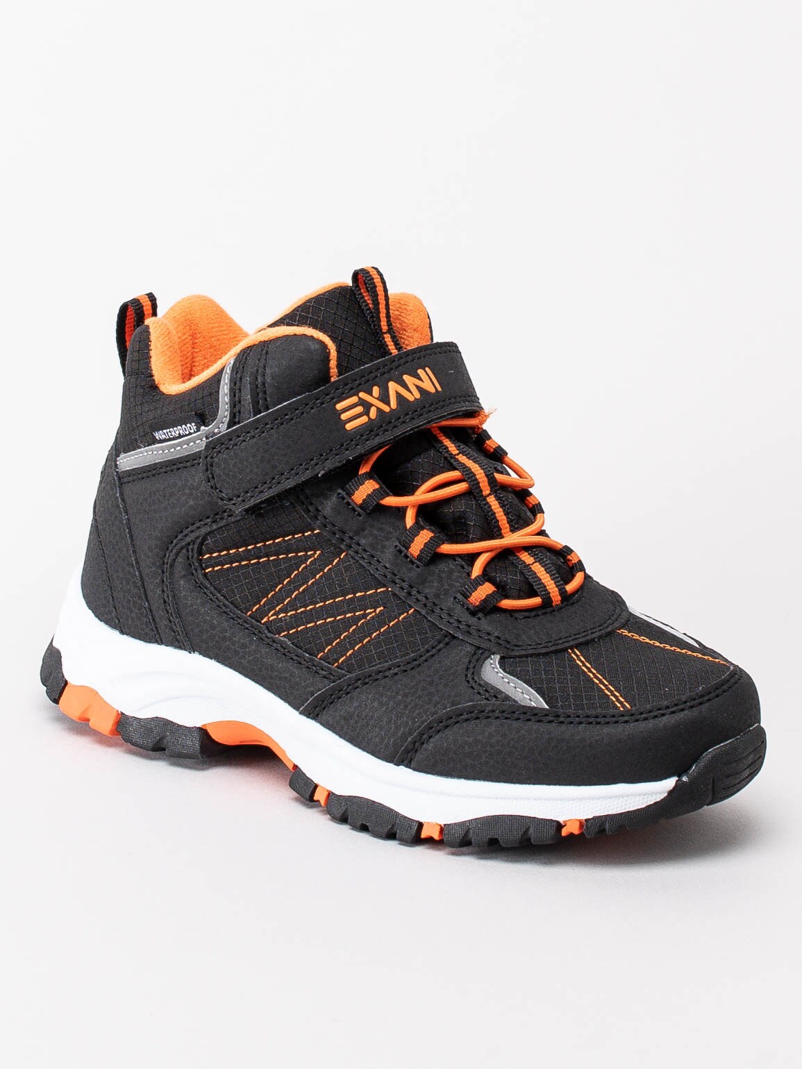 42203068 Exani Wooden Jr Black Svarta sportskor med orange detaljer-1