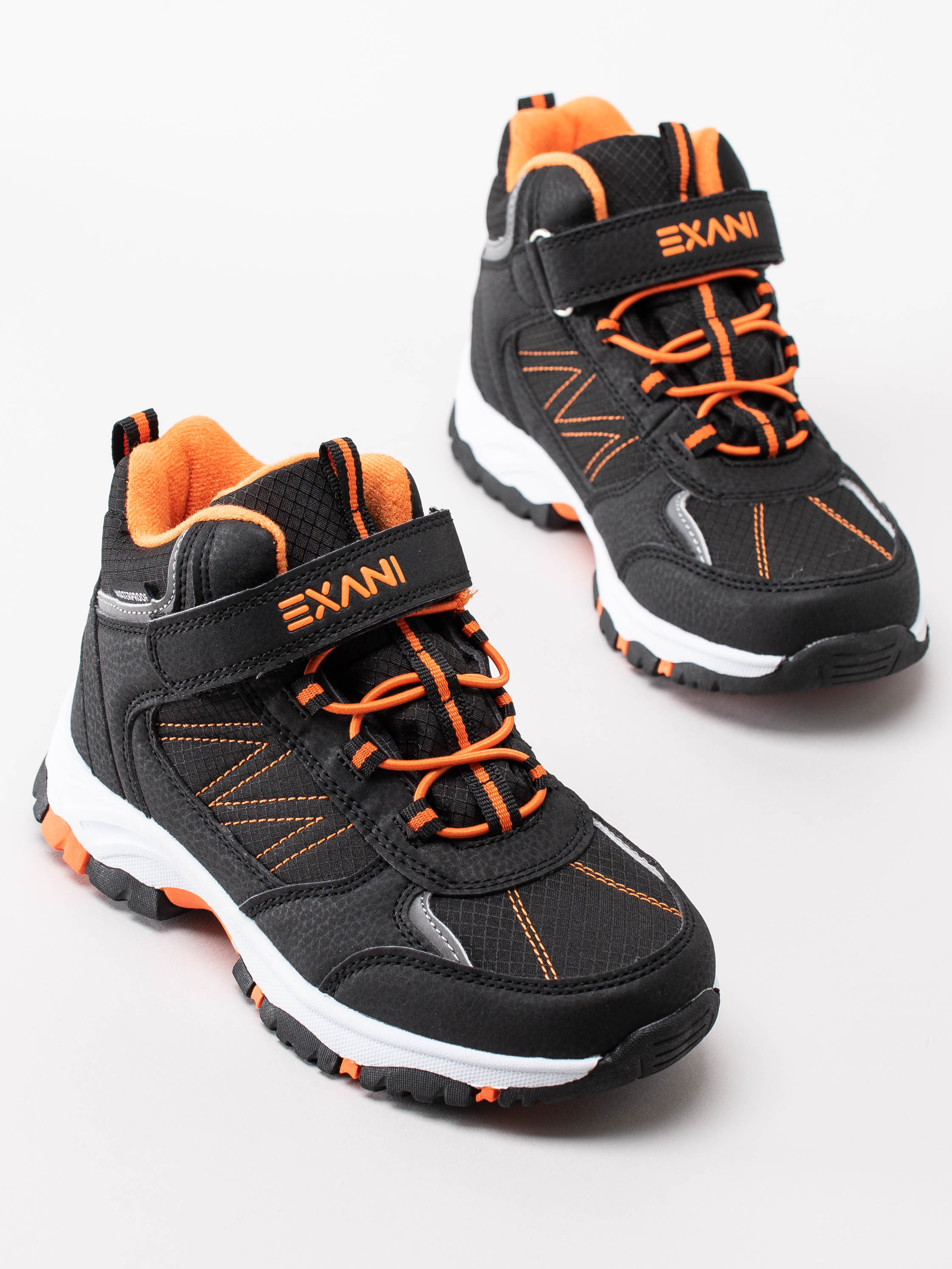 42203068 Exani Wooden Jr Black Svarta sportskor med orange detaljer-6