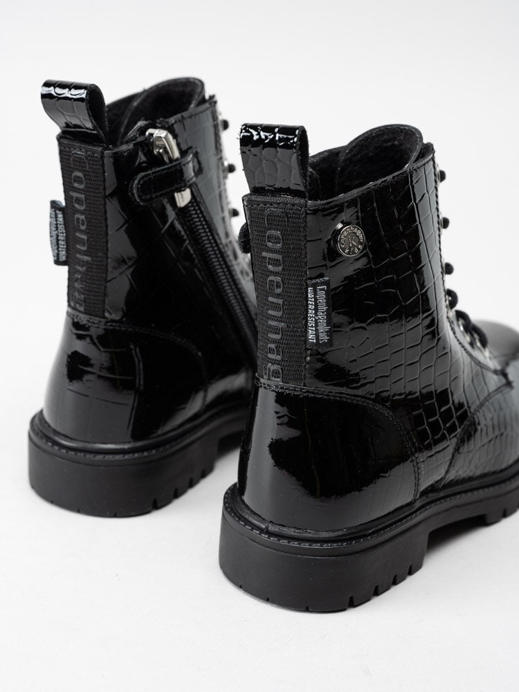 Copenhagen Shoes - June Patent 21 - Svarta kängor med krokomönster i lackskinn