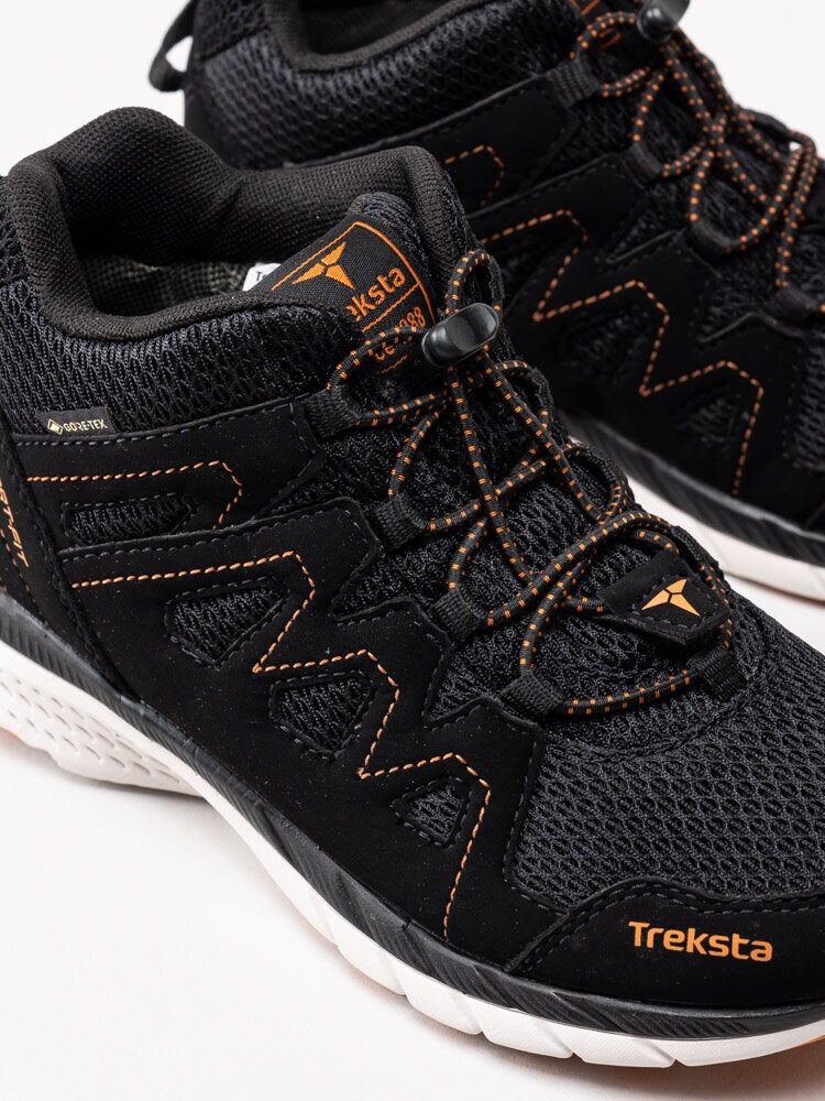 Treksta - Flow Mid Gtx - Svarta låga kängor med orange detaljer