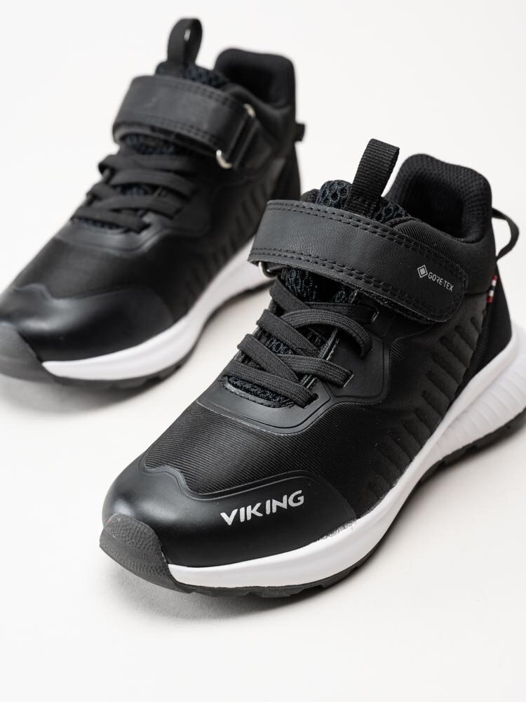Viking Footwear - Aery Tau Mid GTX - Svarta höga sneakers i Gore-Tex