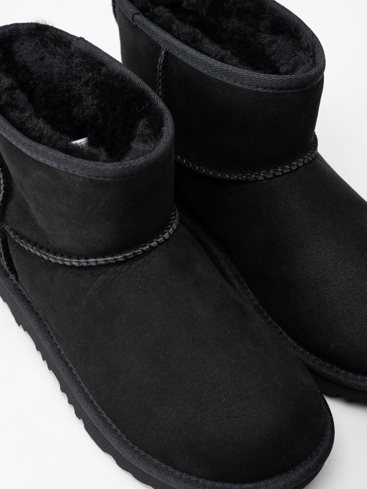 UGG - K Classic Mini - Svarta låga ullfodrade vinterboots