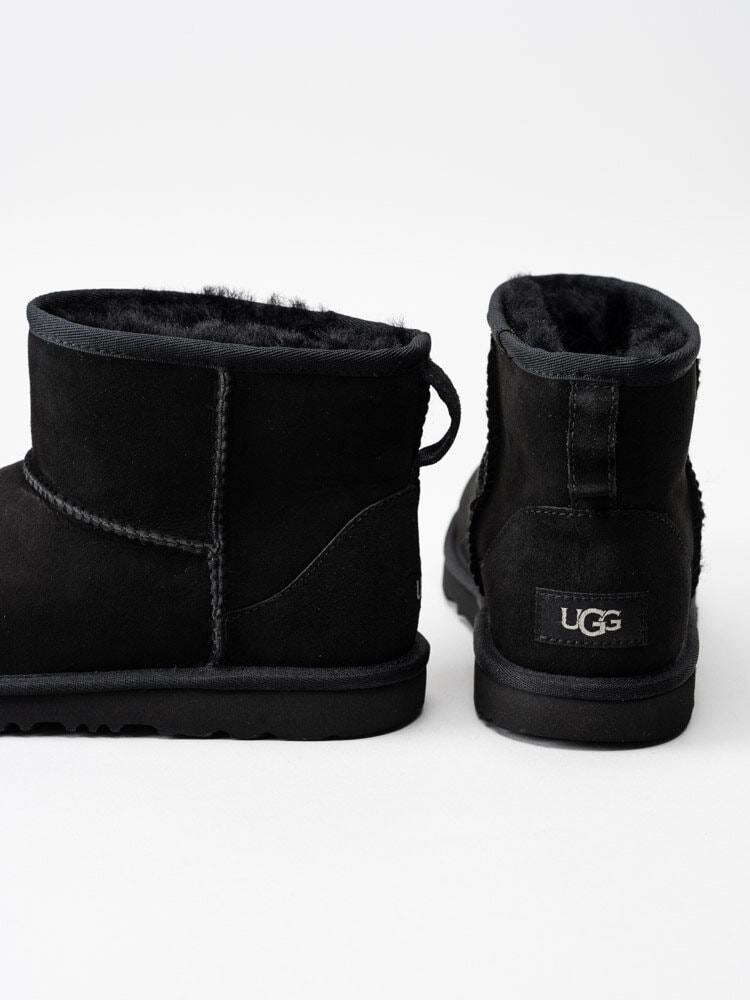 UGG - K Classic Mini - Svarta låga ullfodrade vinterboots