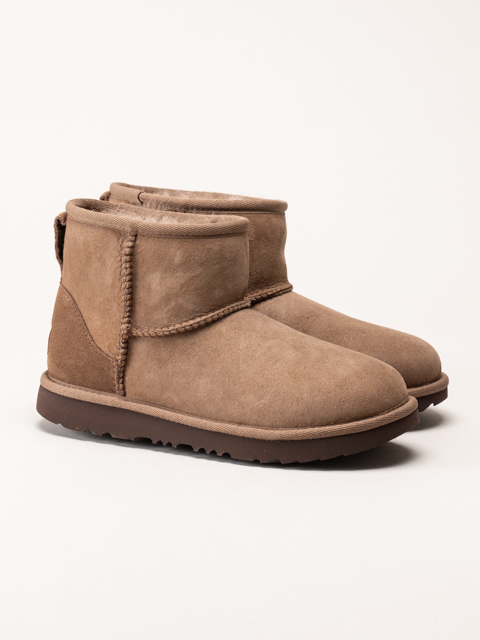 UGG - K Classic Mini - Bruna ullfodrade boots i mocka