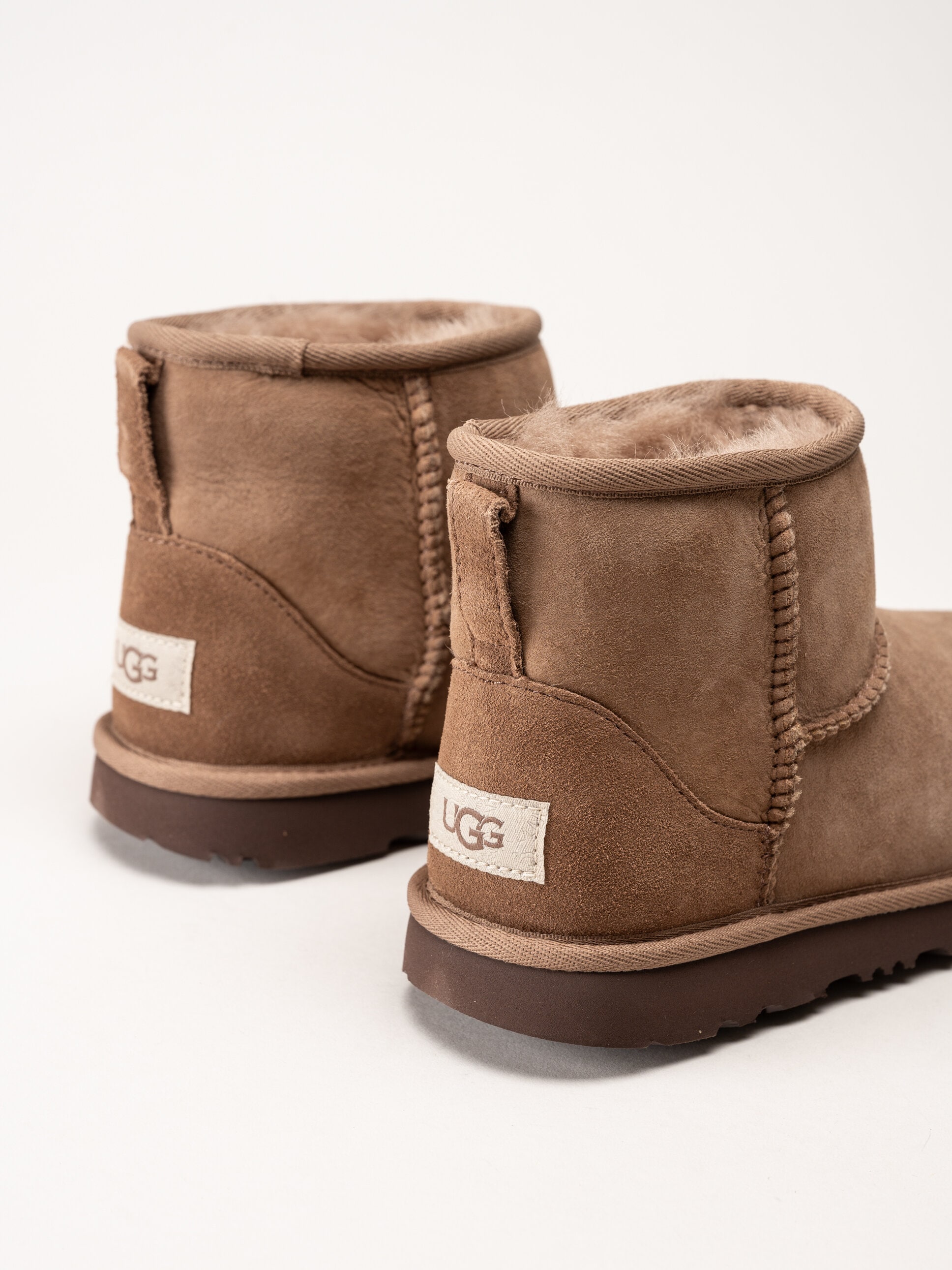 UGG - K Classic Mini - Bruna ullfodrade boots i mocka