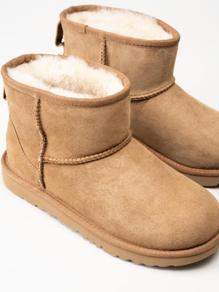 UGG - K Classic Mini II - Ljusbruna ullfodrade boots i mocka