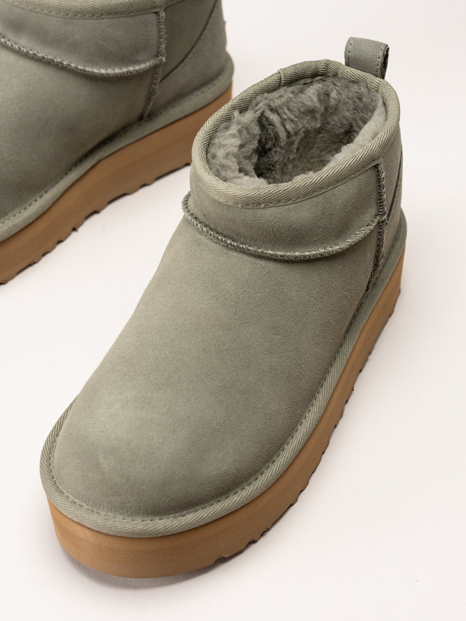 UGG - K Classic Ultra Mini - Gröna ullfodrade platåboots i mocka