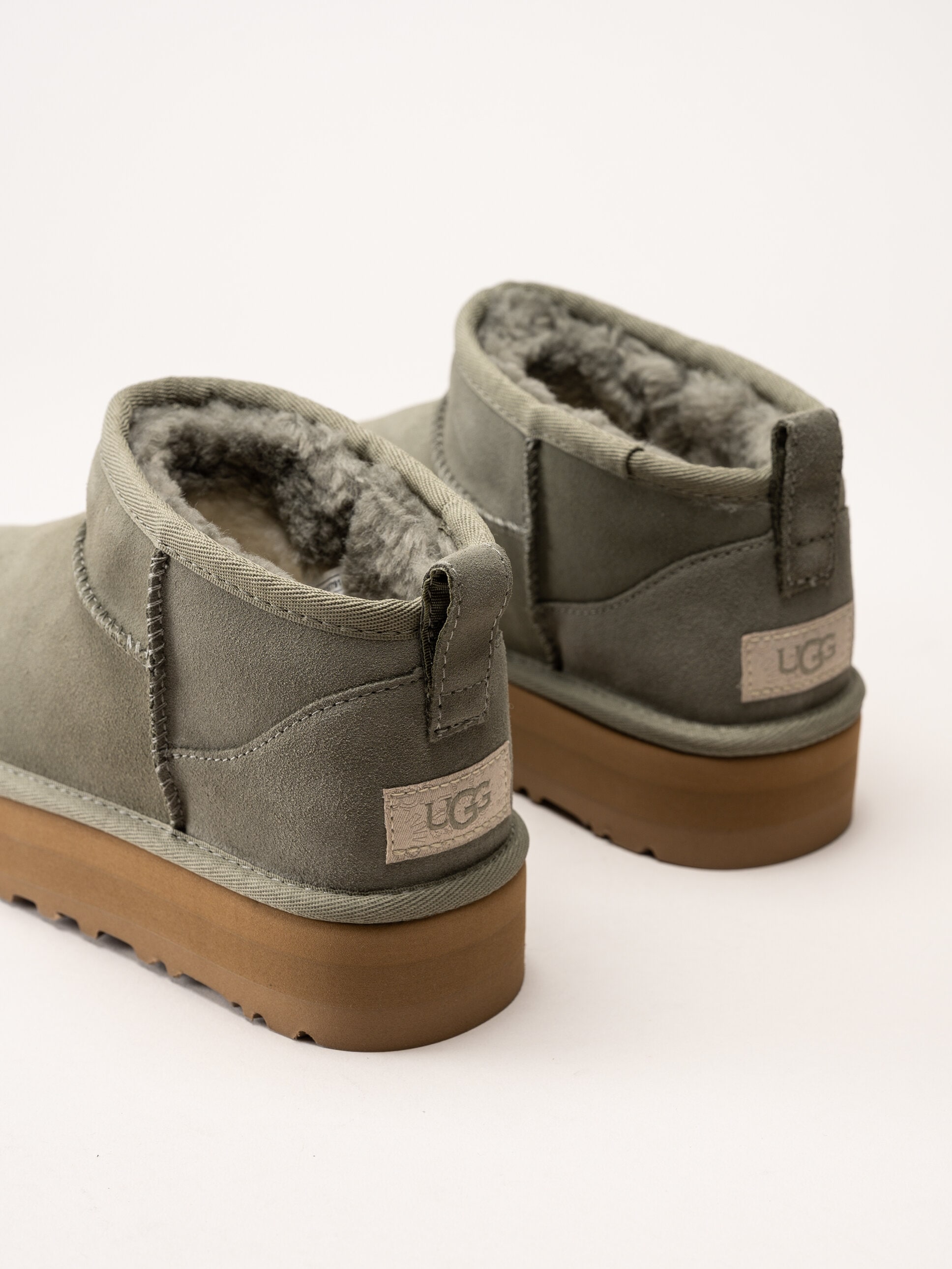 UGG - K Classic Ultra Mini - Gröna ullfodrade platåboots i mocka